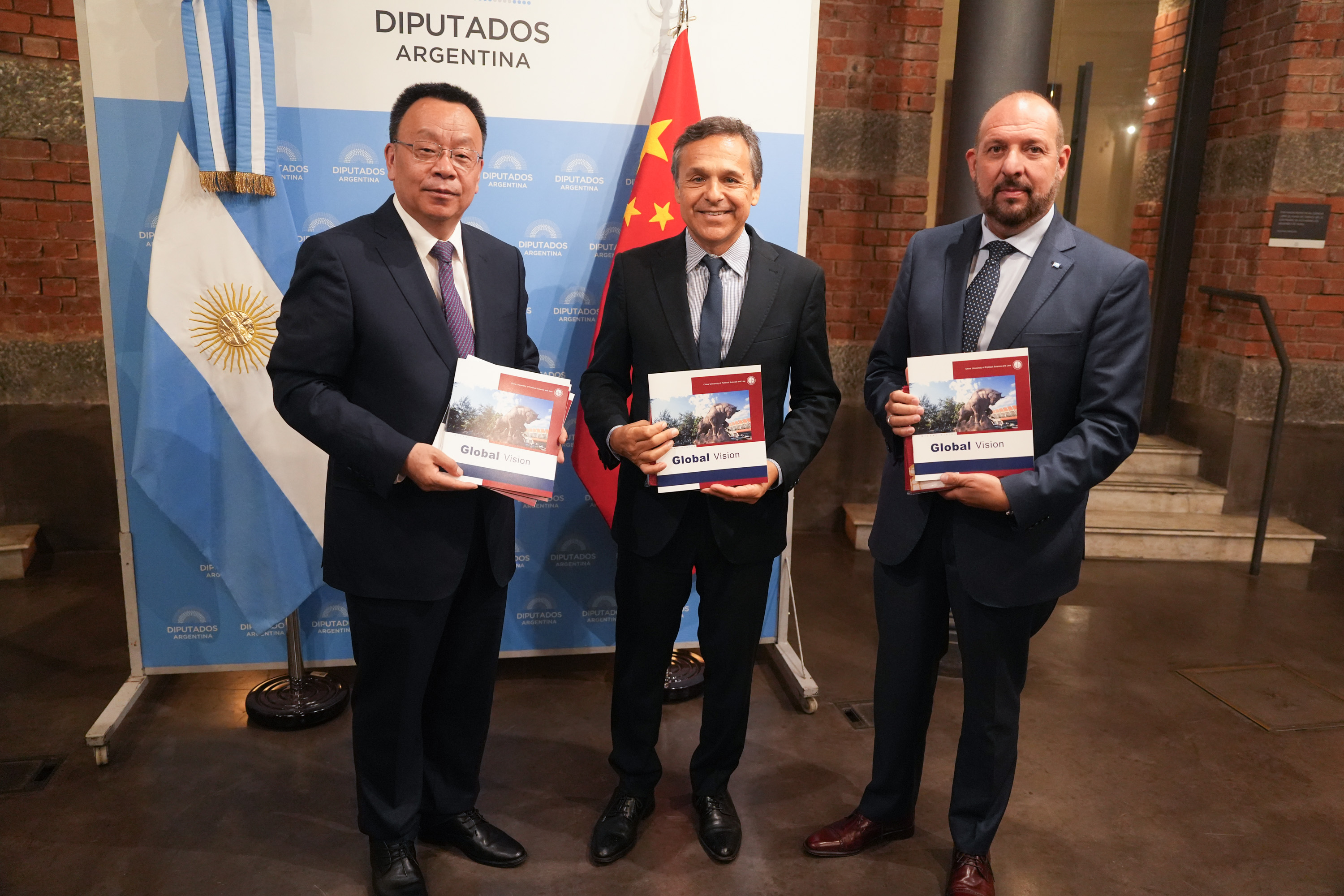 Galeria de imagenes de la noticia GPA RECIBIÓ A DELEGACIÓN DE ACADÉMICOS DE LA UNIVERSIDAD DE CIENCIAS POLÍTICAS Y DERECHO DE CHINA