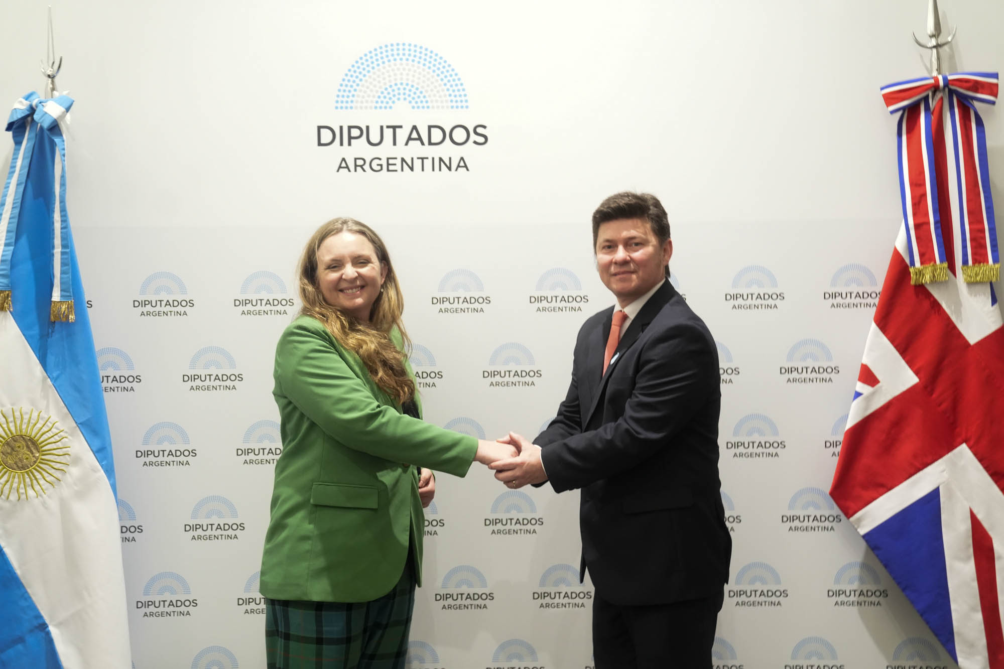 Galeria de imagenes de la noticia CON LA VISITA DE LA EMBAJADORA, SE REUNIÓ EL GPA CON EL REINO UNIDO DE GRAN BRETAÑA E IRLANDA DEL NORTE