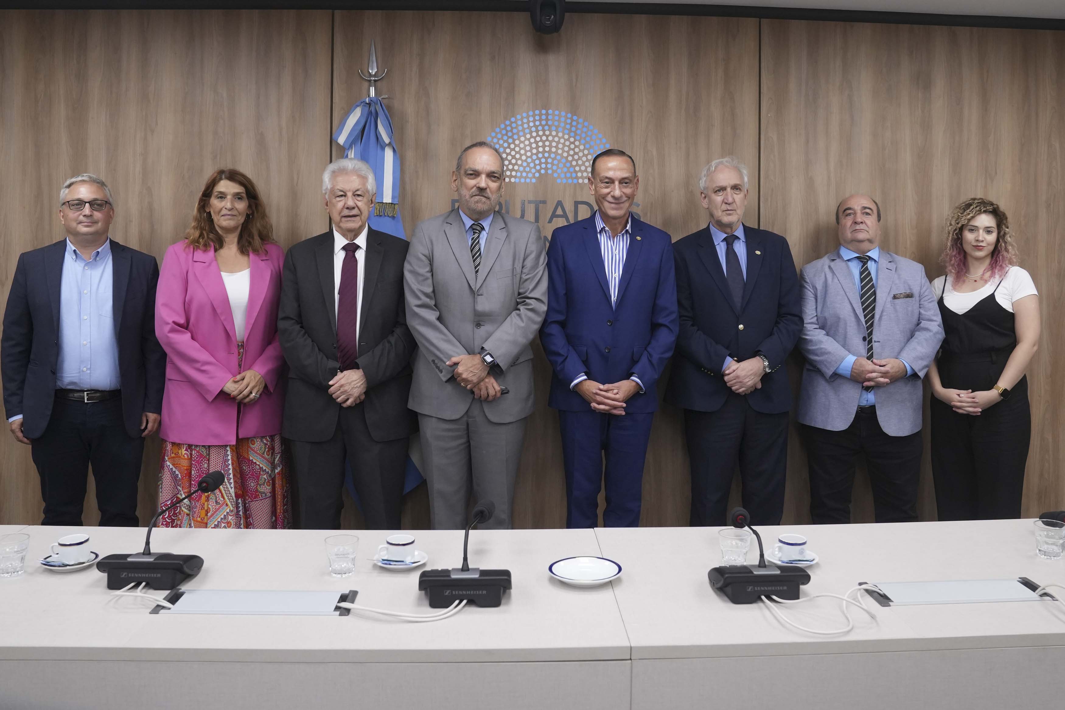 Galeria de imagenes de la noticia LA COMISIÓN DE RELACIONES EXTERIORES Y CULTO RECIBIÓ A UNA DELEGACIÓN DE AUTORIDADES DEL PARLASUR