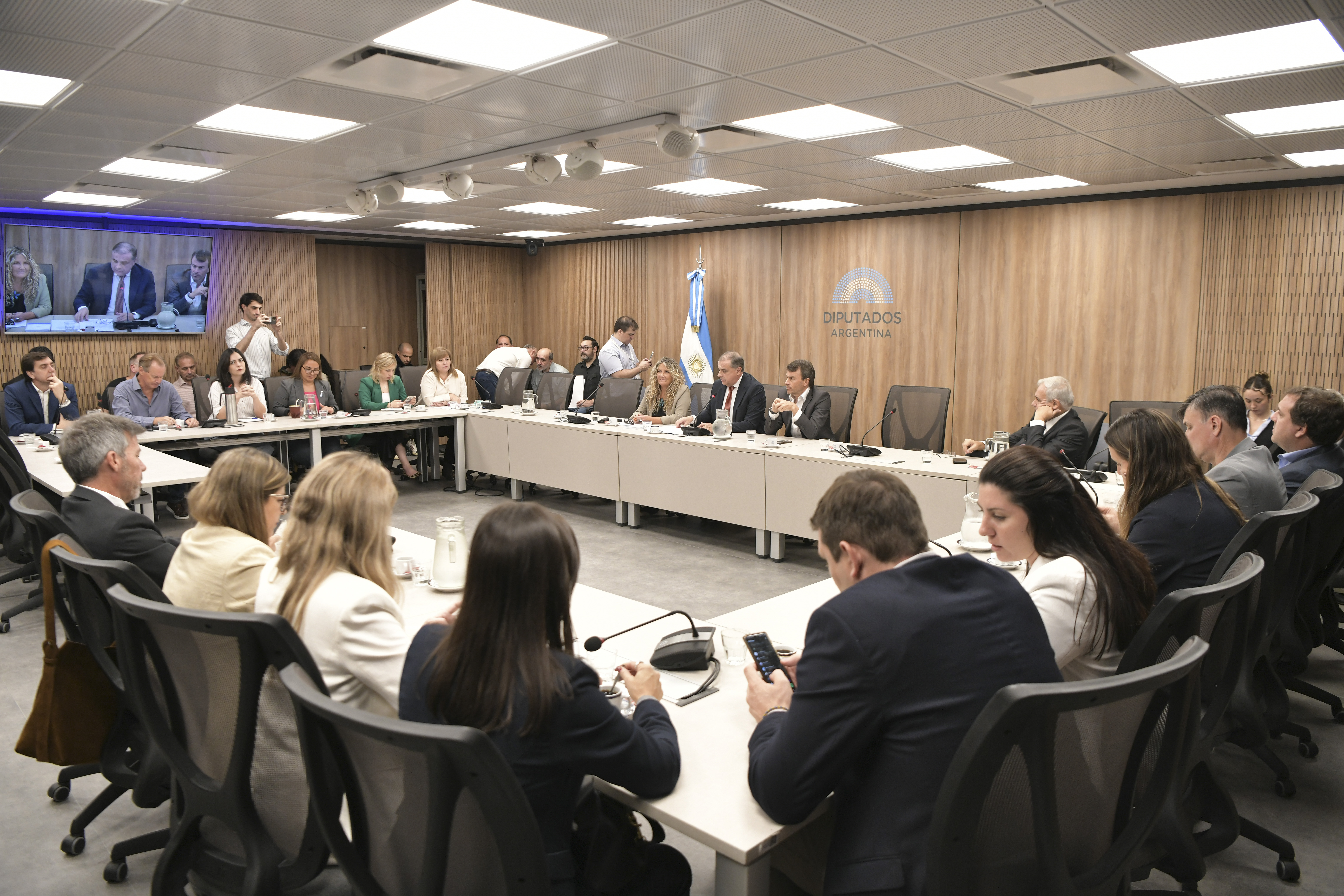 Galeria de imagenes de la noticia PYMES Y COMERCIO ACORDARON CONVOCAR A CAME PARA ANALIZAR LA SITUACIÓN DE LAS ECONOMÍAS REGIONALES