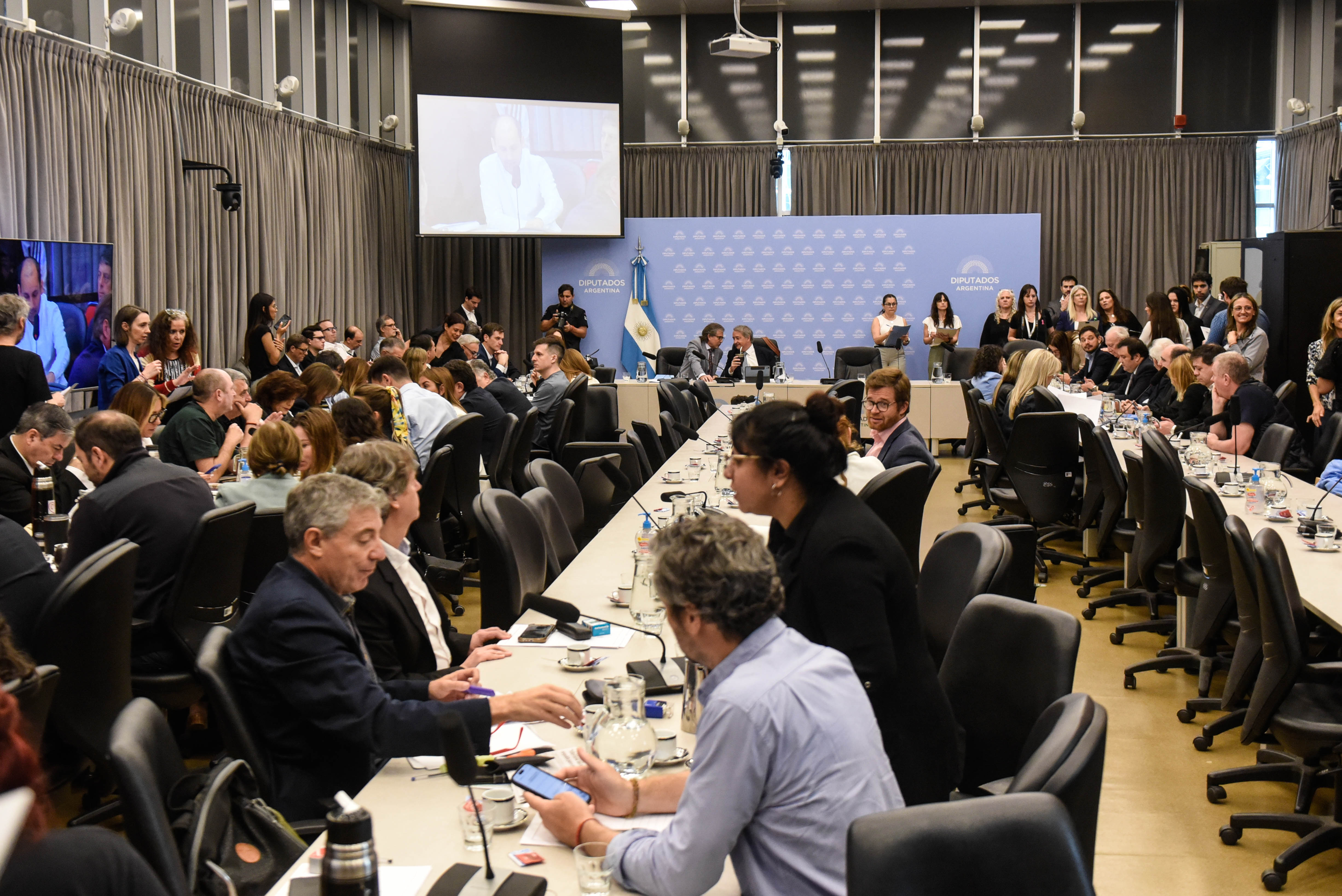 Galeria de imagenes de la noticia DICTAMEN DE MAYORÍA PARA REAFIRMAR LAS ATRIBUCIONES DEL CONGRESO SOBRE TODO EMPRÉSTITO TOMADO POR ARGENTINA