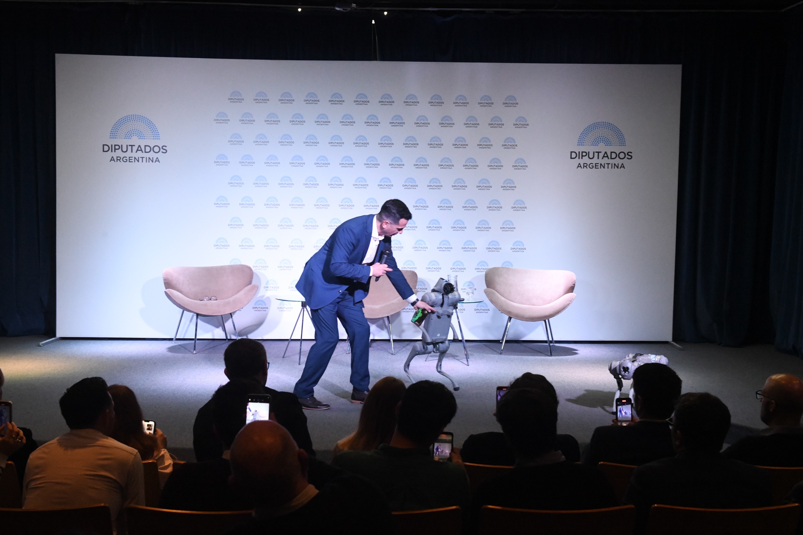 Galeria de imagenes de la noticia ENCUENTRO EN DIPUTADOS SOBRE EL FUTURO DEL TRABAJO: HUMANOS Y ROBOTS EN SINERGIA