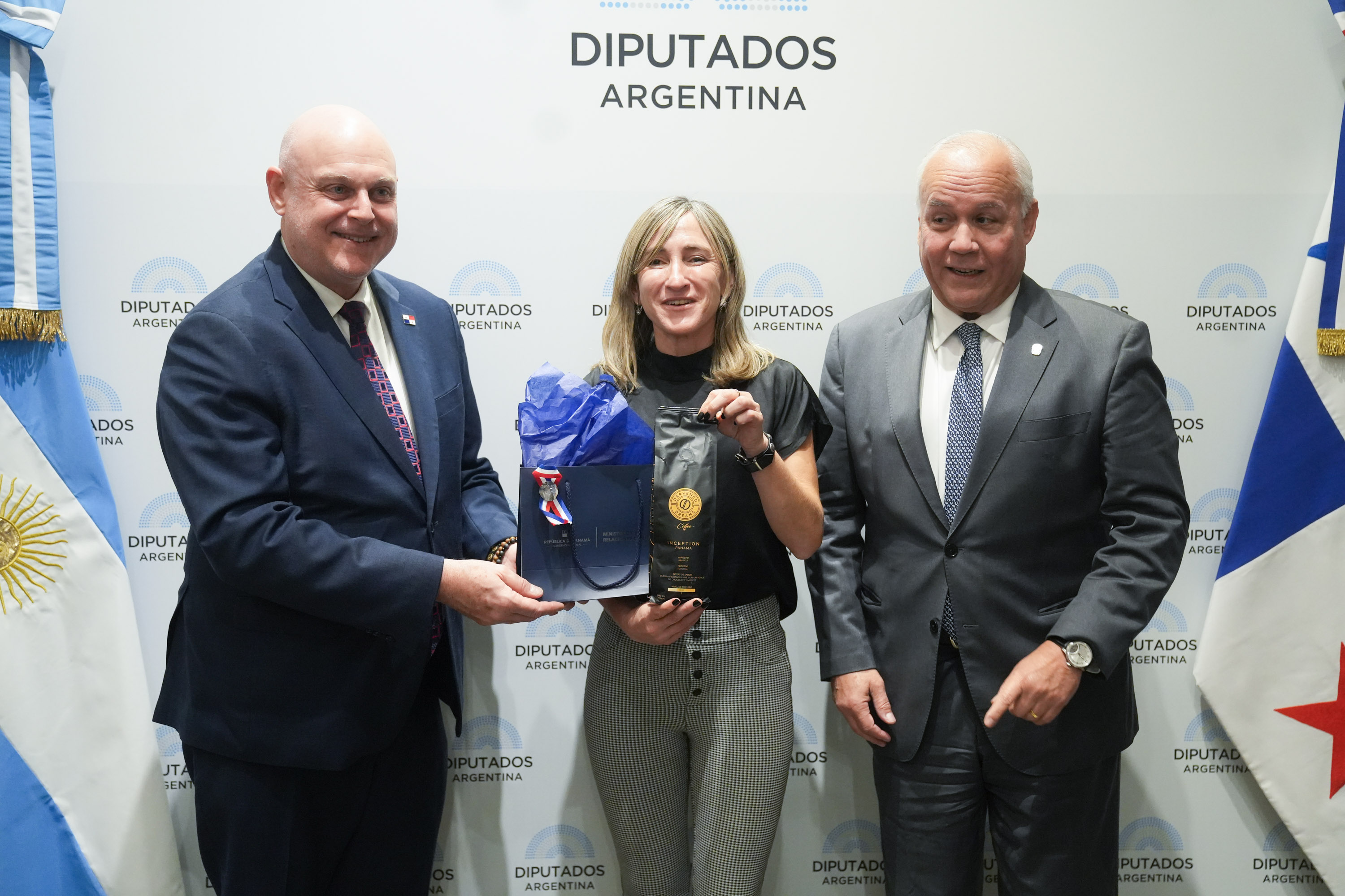 Galeria de imagenes de la noticia CON EJE EN EL COMERCIO, DIPUTADOS RECIBIÓ AL VICEMINISTRO DE ASUNTOS MULTILATERALES Y COOPERACIÓN DE PANAMÁ 