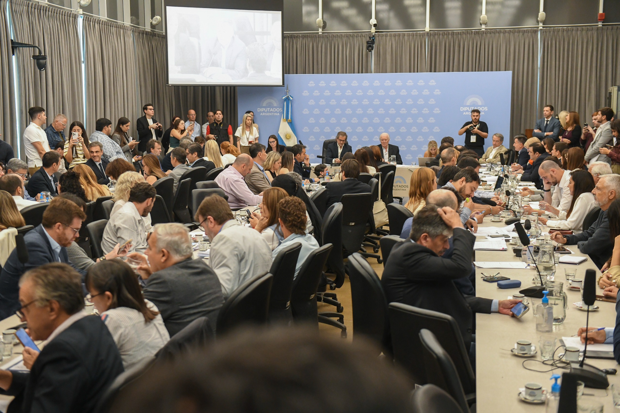 Galeria de imagenes de la noticia DICTAMEN DE MAYORÍA A LOS PROYECTOS DE LEY DE PRESUPUESTO 2026 Y DE COMPROMISO FISCAL