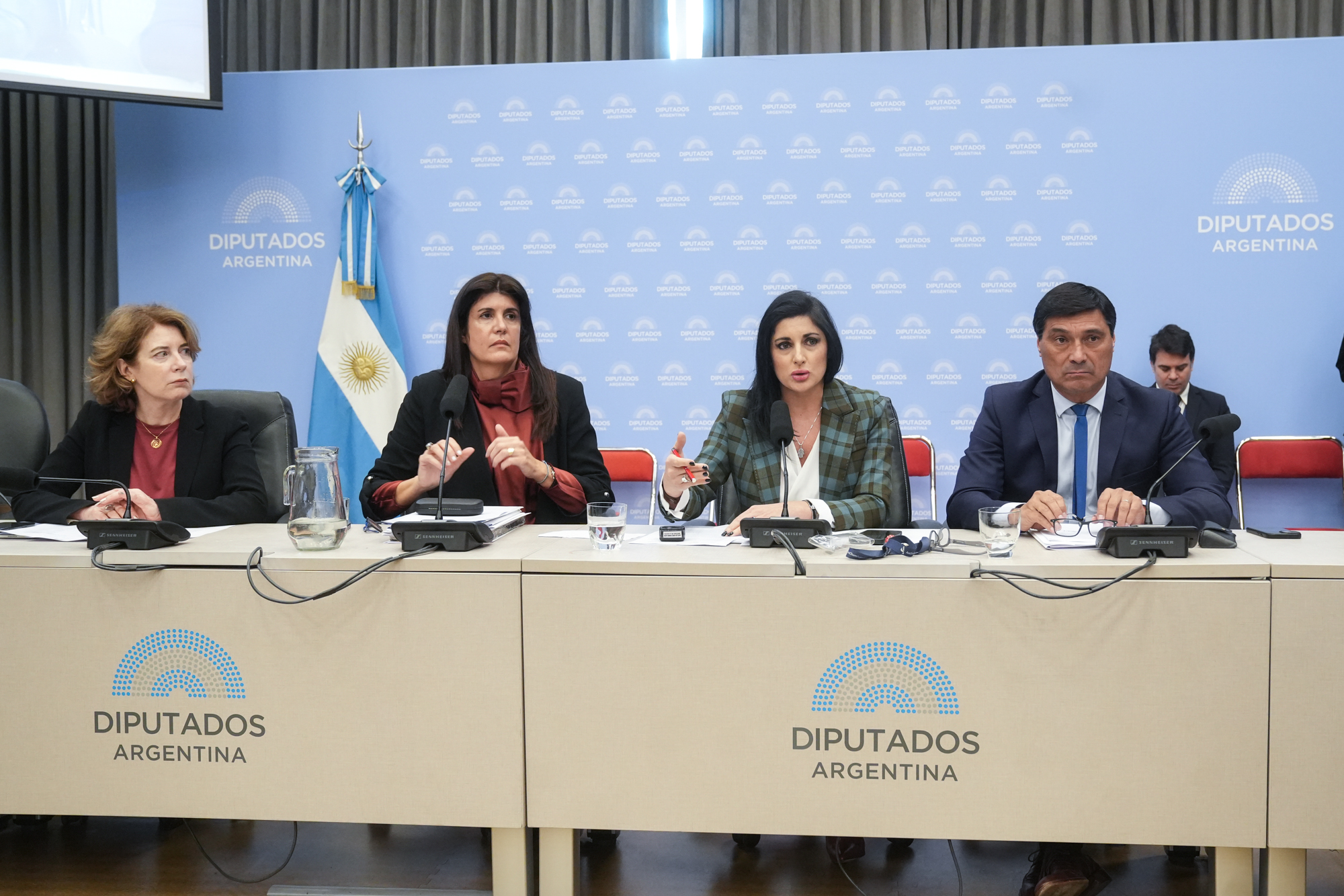 Galeria de imagenes de la noticia EN DIFERENTES REUNIONES CONJUNTAS, LA COMISIÓN DE RELACIONES EXTERIORES AVALÓ CUATRO CONVENIOS