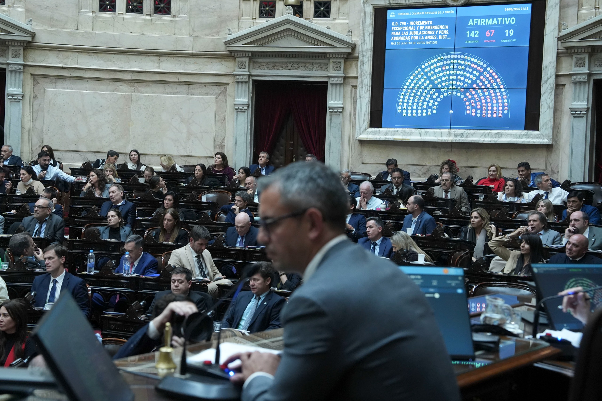 Galeria de imagenes de la noticia DIPUTADOS APROBÓ UN INCREMENTO EXCEPCIONAL Y DE EMERGENCIA PARA JUBILACIONES Y PENSIONES