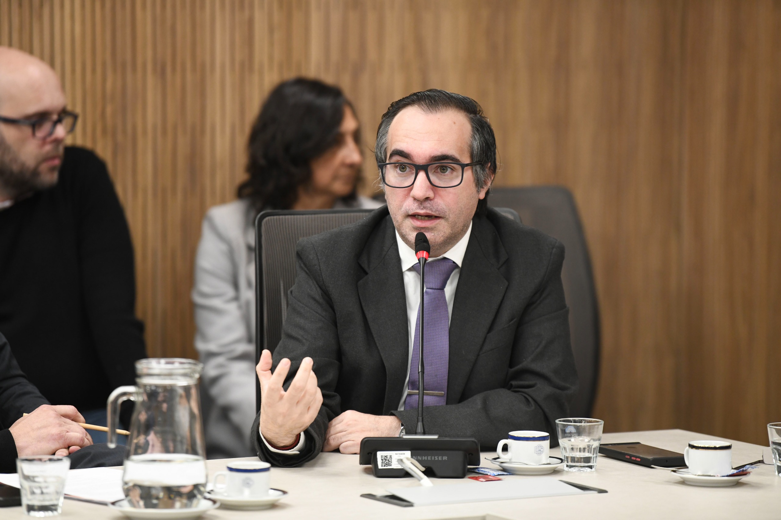 Galeria de imagenes de la noticia ESPECIALISTAS Y REFERENTES DE ASOCIACIONES DE CONSUMIDORES EXPUSIERON ACERCA DEL “SOBREENDEUDAMIENTO”