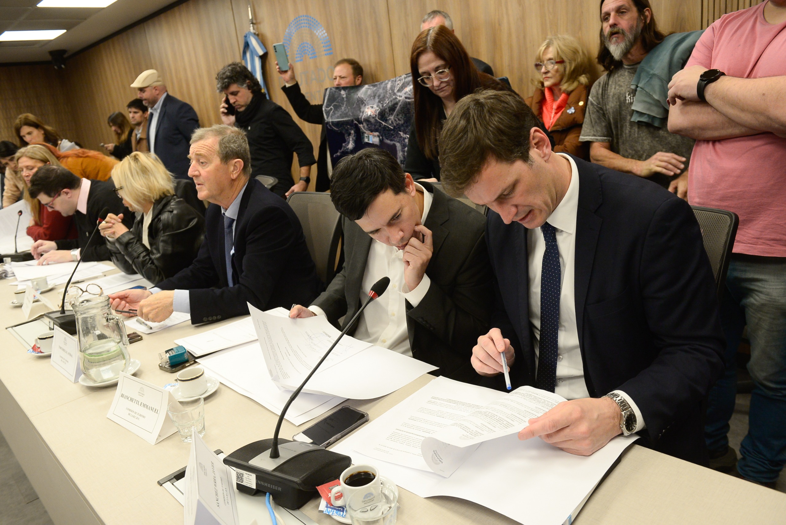 Galeria de imagenes de la noticia CON EXPOSITORES, LA COMISIÓN DE TURISMO ABORDÓ LA SITUACIÓN DEL TURISMO SOCIAL