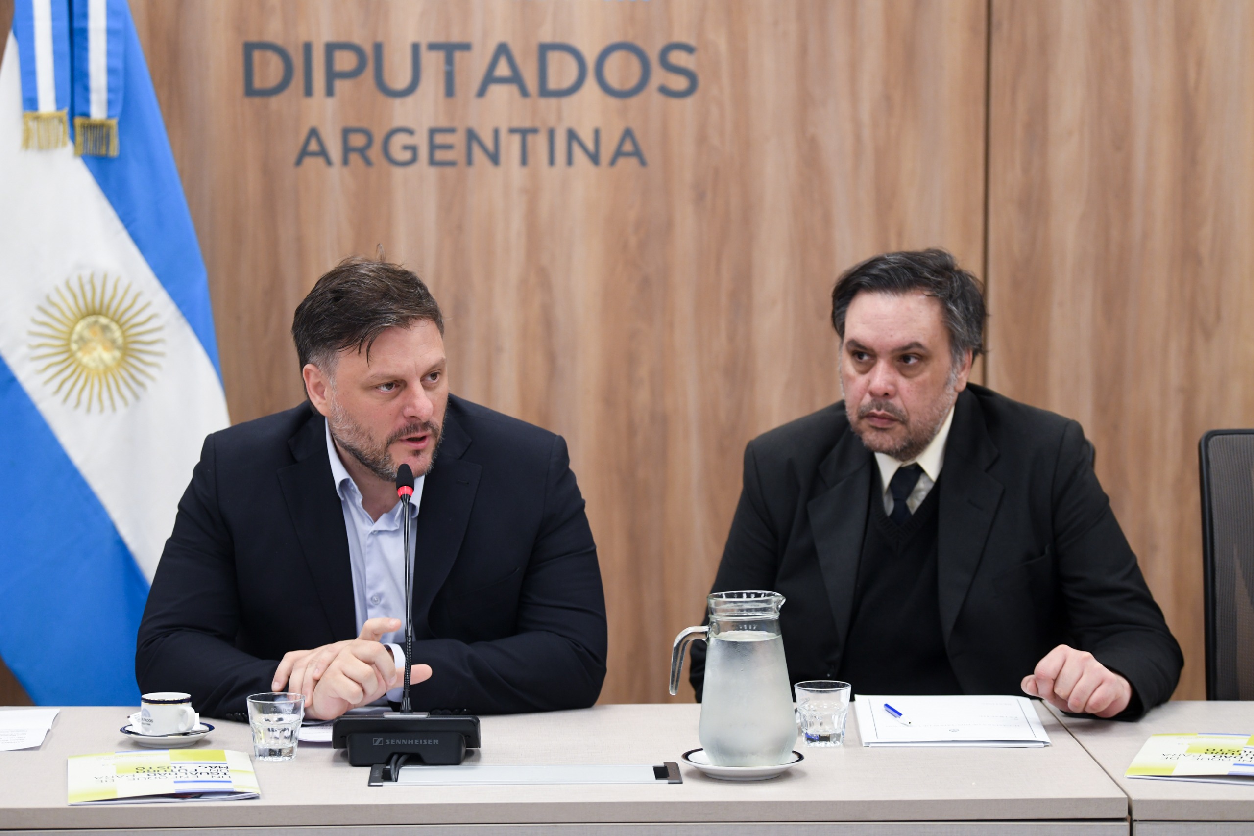 Galeria de imagenes de la noticia EXPUSIERON EN COMISIÓN REPRESENTANTES SOCIALES, DE ASOCIACIONES Y DE BARRIOS POPULARES