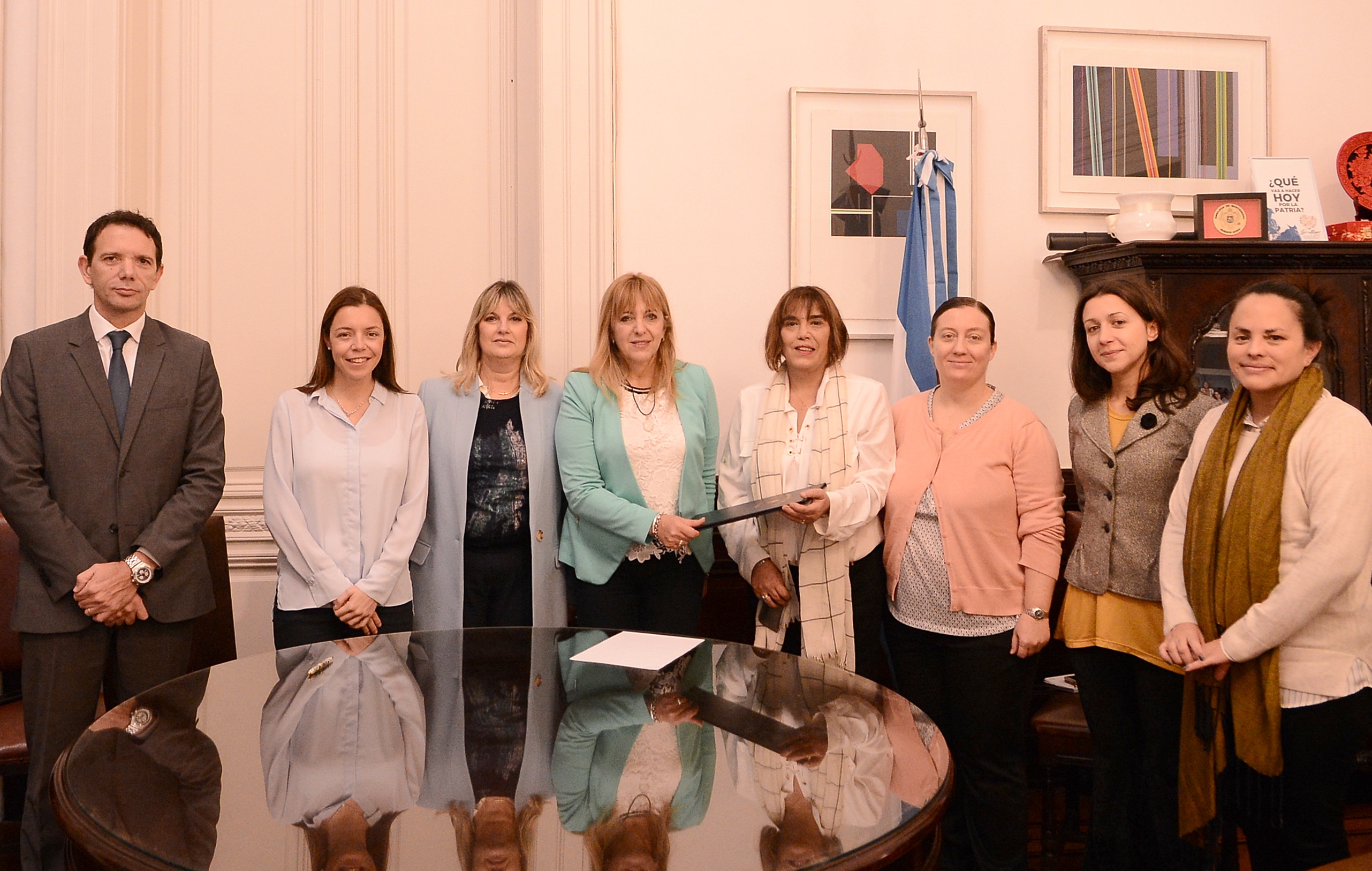 Firma del convenio entre el Instituto Nacional de las Mujeres y la Cámara de Diputados.