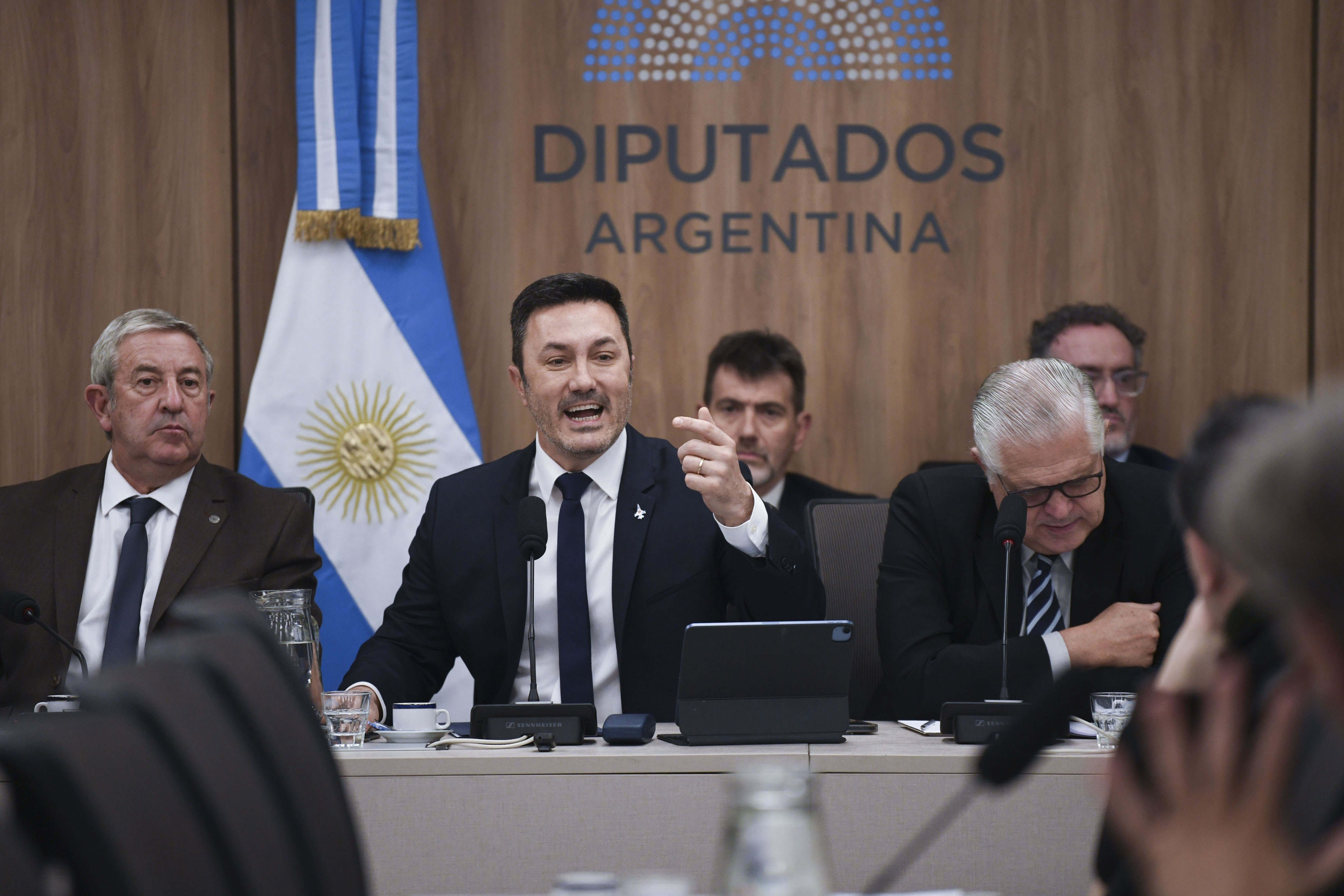 Luis Petri expone en la comisión de Defensa Nacional