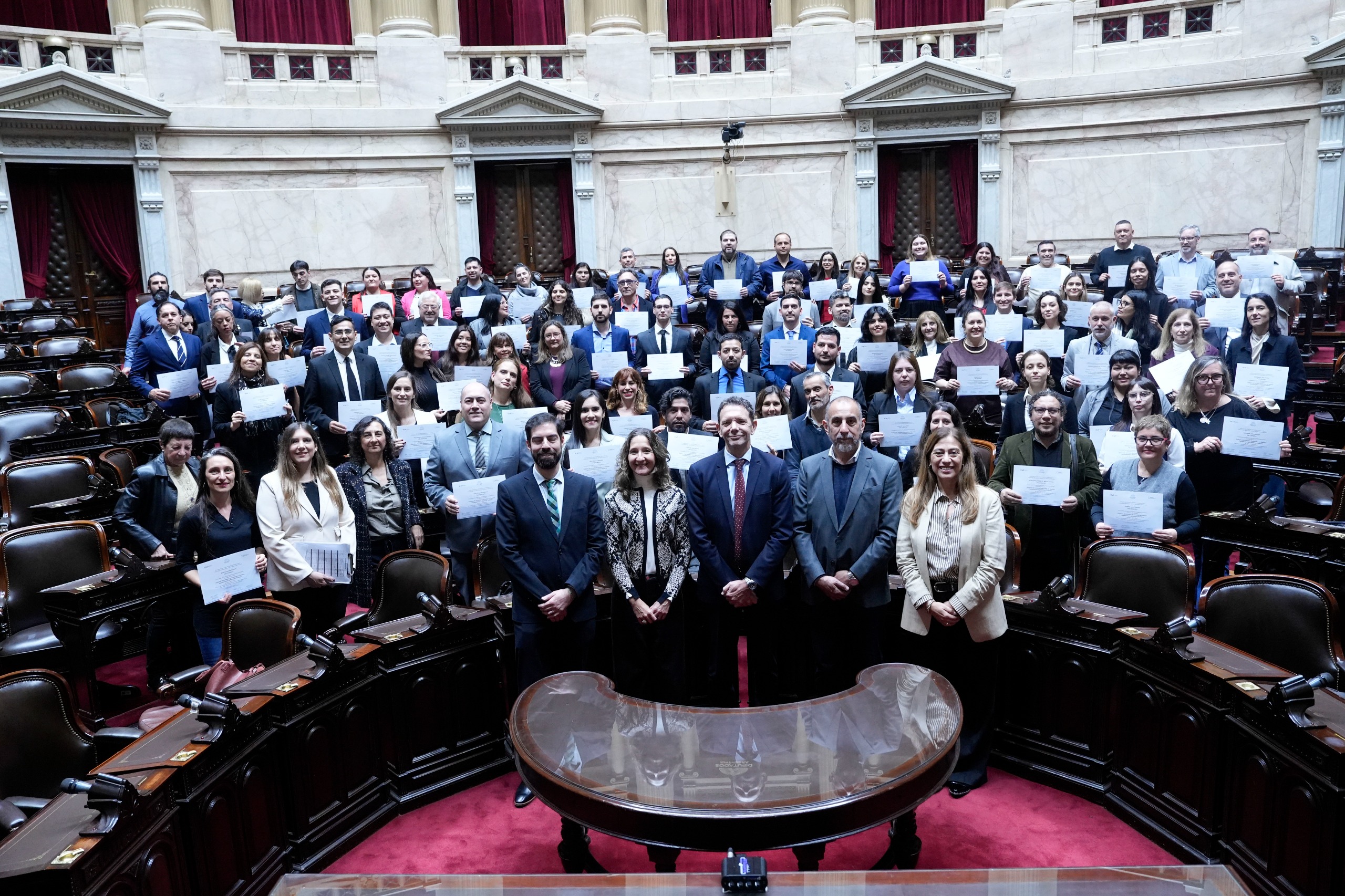 EL INSTITUTO DE CAPACITACIÓN PARLAMENTARIA ENTREGÓ DIPLOMAS DE ESTUDIOS AVANZADOS A UN CENTENAR DE ESTUDIANTES	
