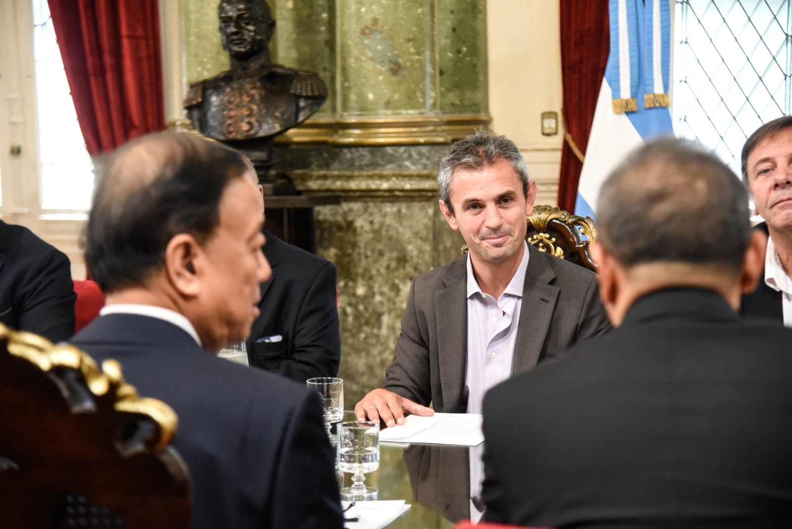 Martin Menem dialoga con delegacion China