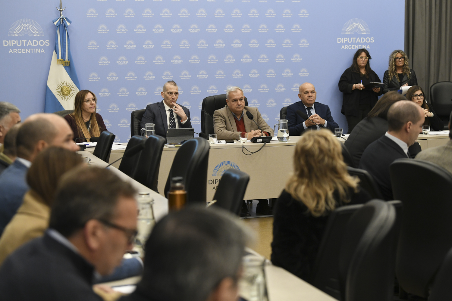 REPRESENTANTES DE COOPERATIVAS EXPUSIERON ANTE UN PLENARIO DE DIPUTADOS