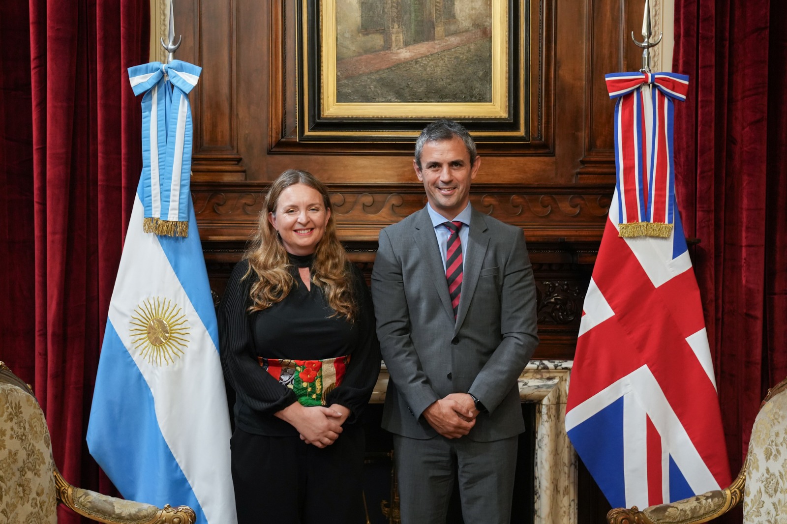 Martín Menem con embajadora de Reino Unido