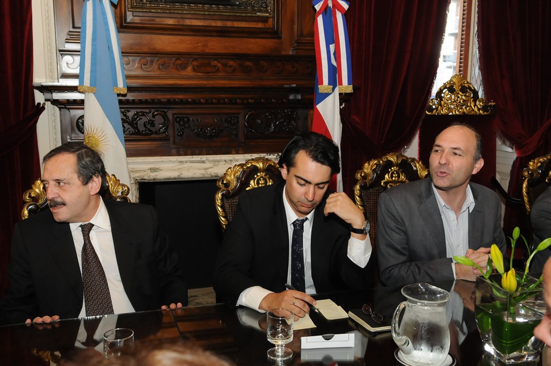 Carlos Ominami en el marco de las sesiones anuales en el Observatorio Malvinas Carlos Ominami en el marco de las sesiones anuales en el Observatorio Malvinas