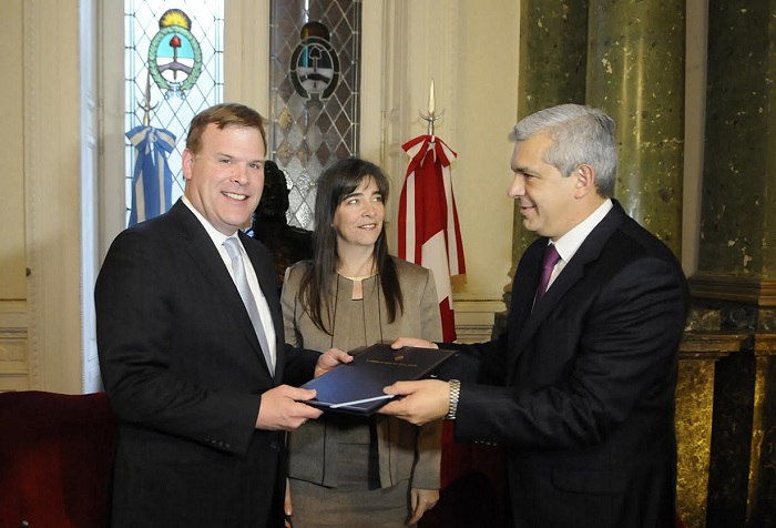 Julián Domínguez entregó la “Declaración de Ushuaia” al Canciller de Canadá Julián Domínguez entregó la “Declaración de Ushuaia” al Canciller de Canadá