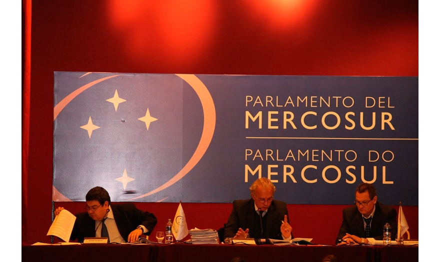El Parlasur declaró apoyo total a la Argentina contra los El Parlasur declaró apoyo total a la Argentina contra los
