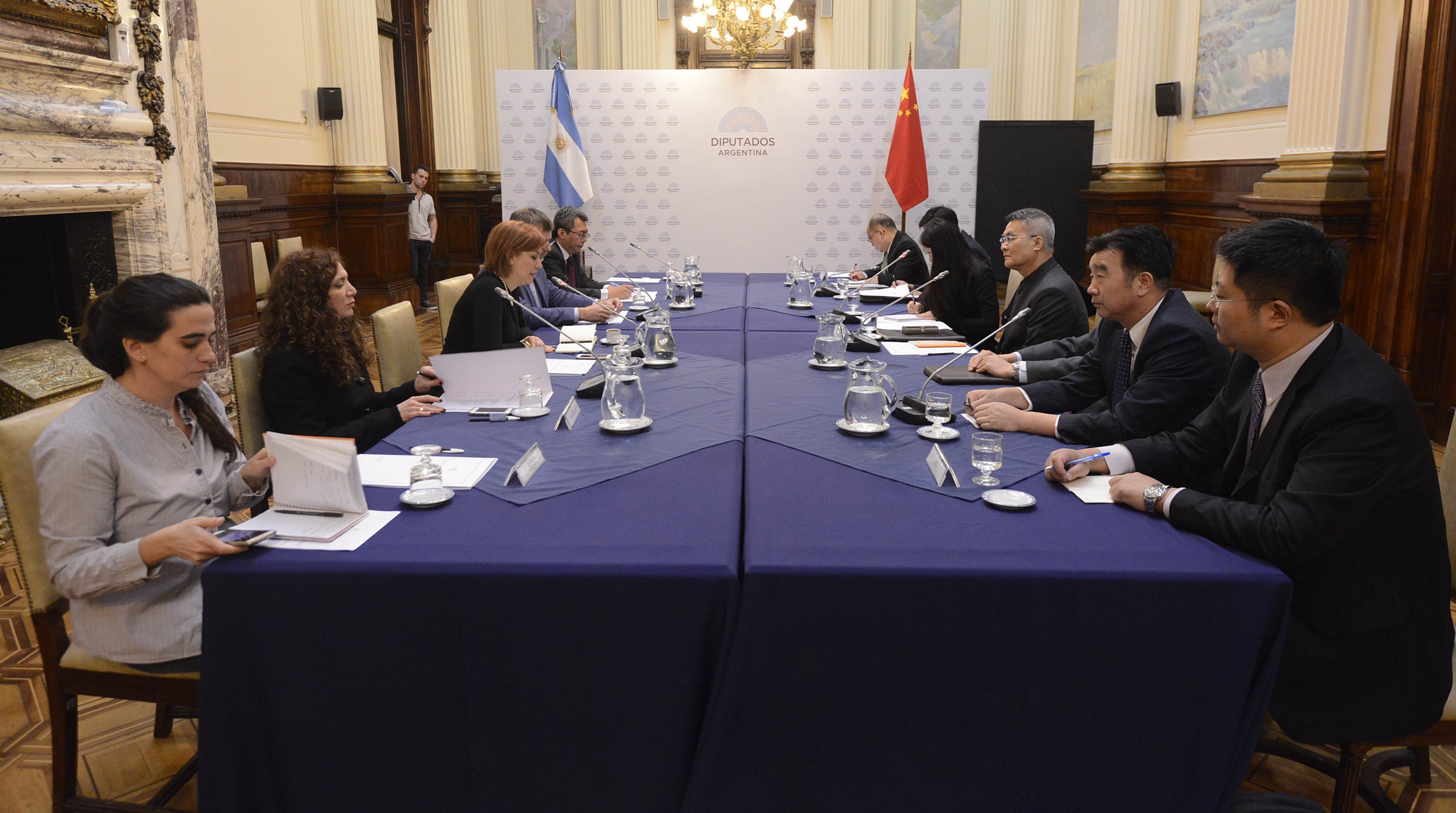 Reunión con integrantes de la Oficina de Enlace del Gobierno Chino en Hong Kong Reunión con integrantes de la Oficina de Enlace del Gobierno Chino en Hong Kong