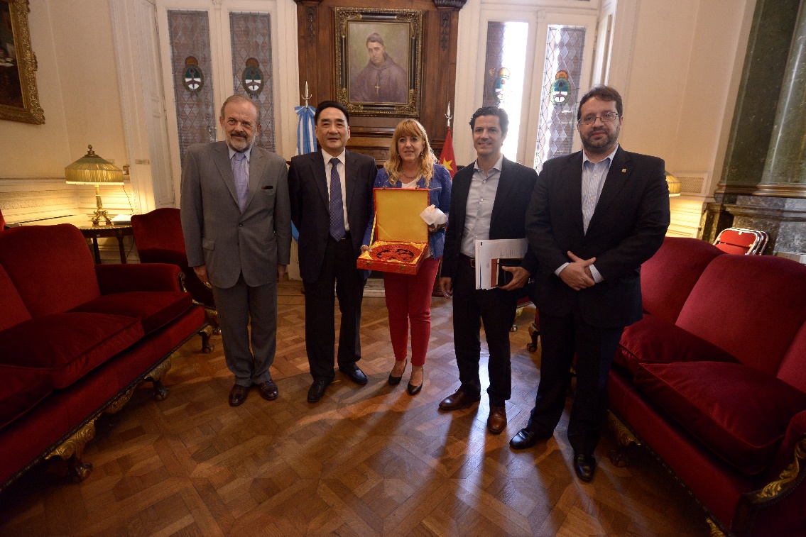 Miembros del Comité Permanente de la Asamblea Popular de la República Popular China visitaron la HCDN