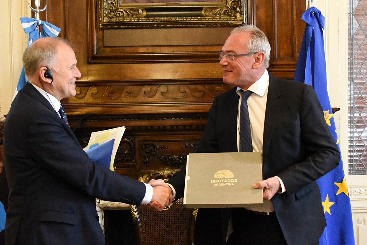 El Comisario de Salud y Seguridad Alimentaria de la Unión Europea visitó la Cámara de Diputados El Comisario de Salud y Seguridad Alimentaria de la Unión Europea visitó la Cámara de Diputados