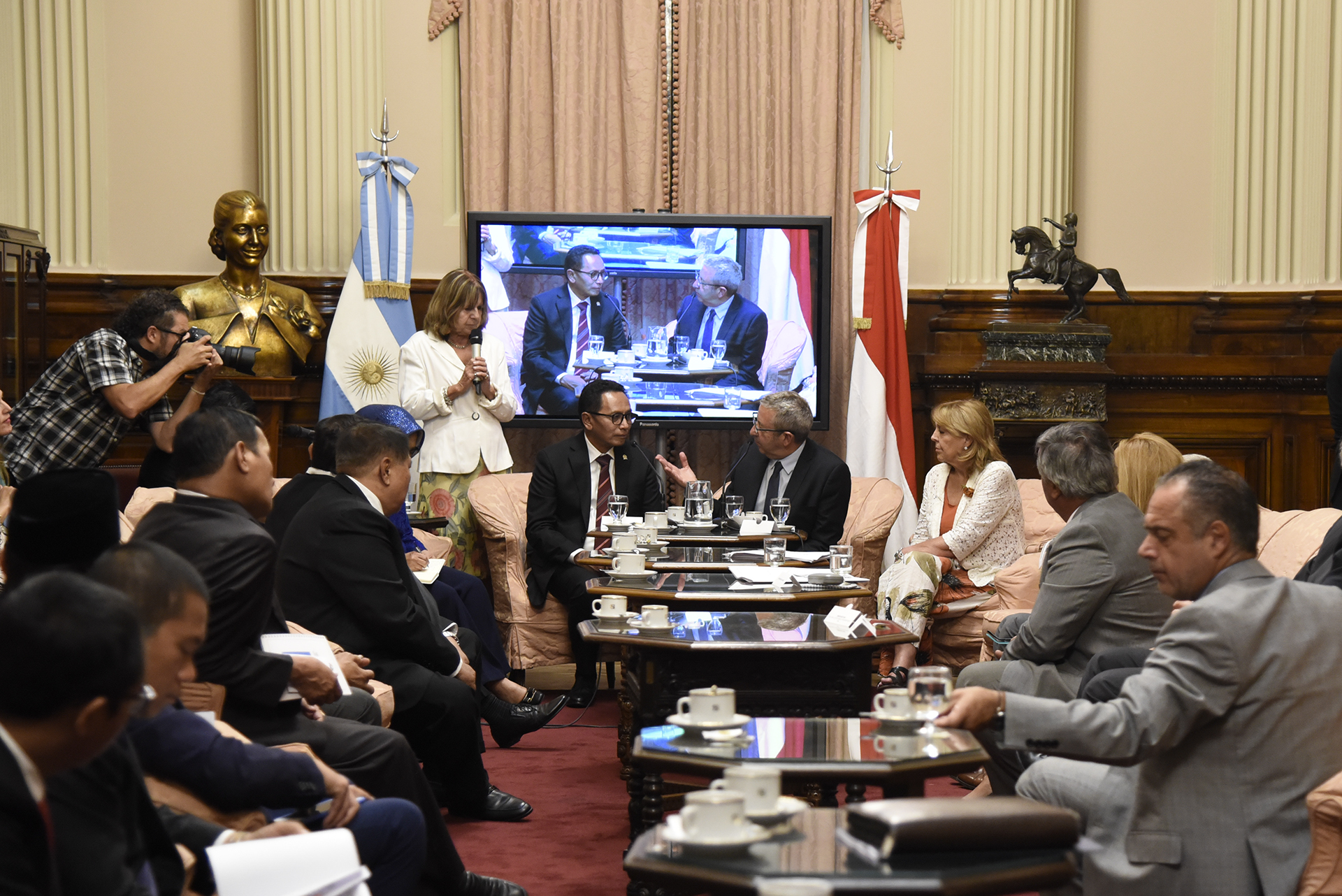 Con eje en el cambio climático, una delegación indonesia visitó el congreso Con eje en el cambio climático, una delegación indonesia visitó el congreso