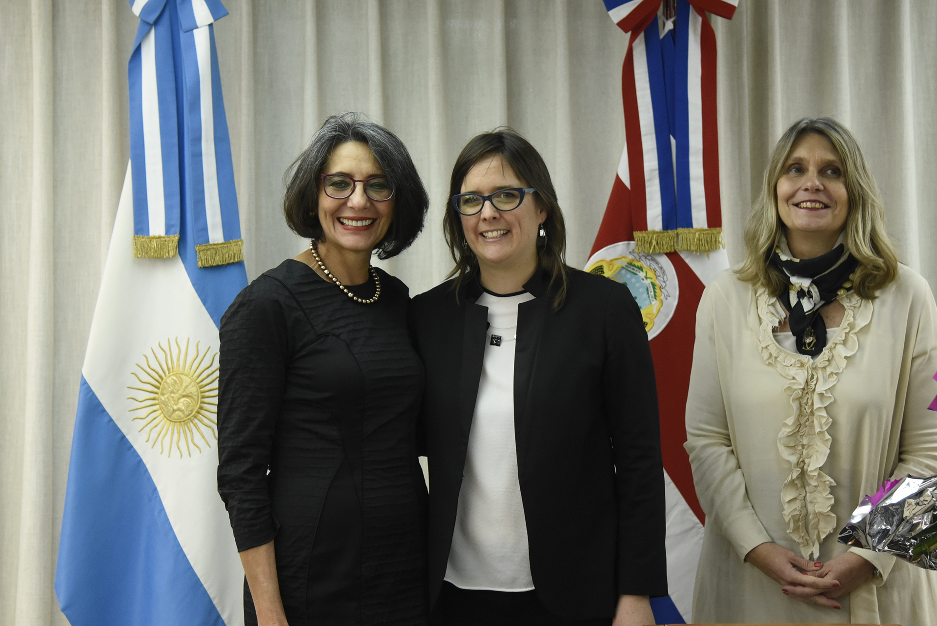 Diputados despiden a la Embajadora de la República de Costa Rica en el país Diputados despiden a la Embajadora de la República de Costa Rica en el país