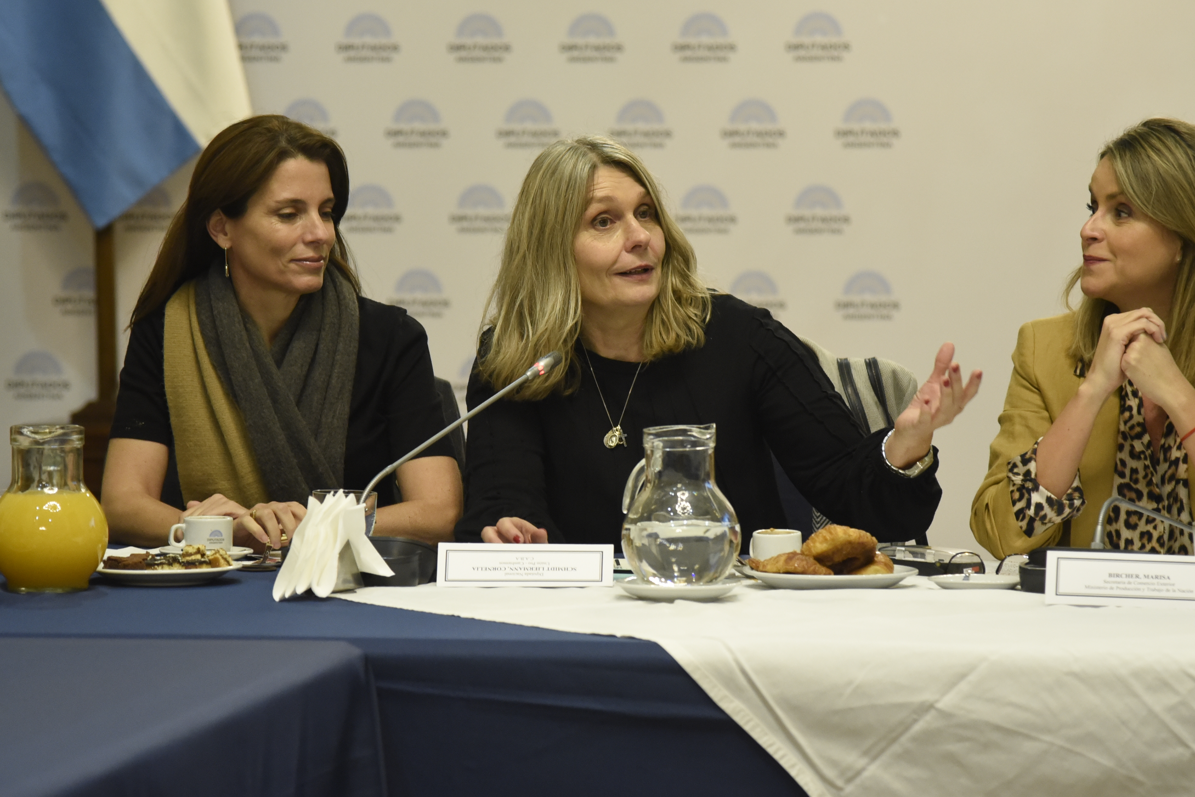 Desayuno de trabajo entre mujeres en roles de liderazgo Desayuno de trabajo entre mujeres en roles de liderazgo