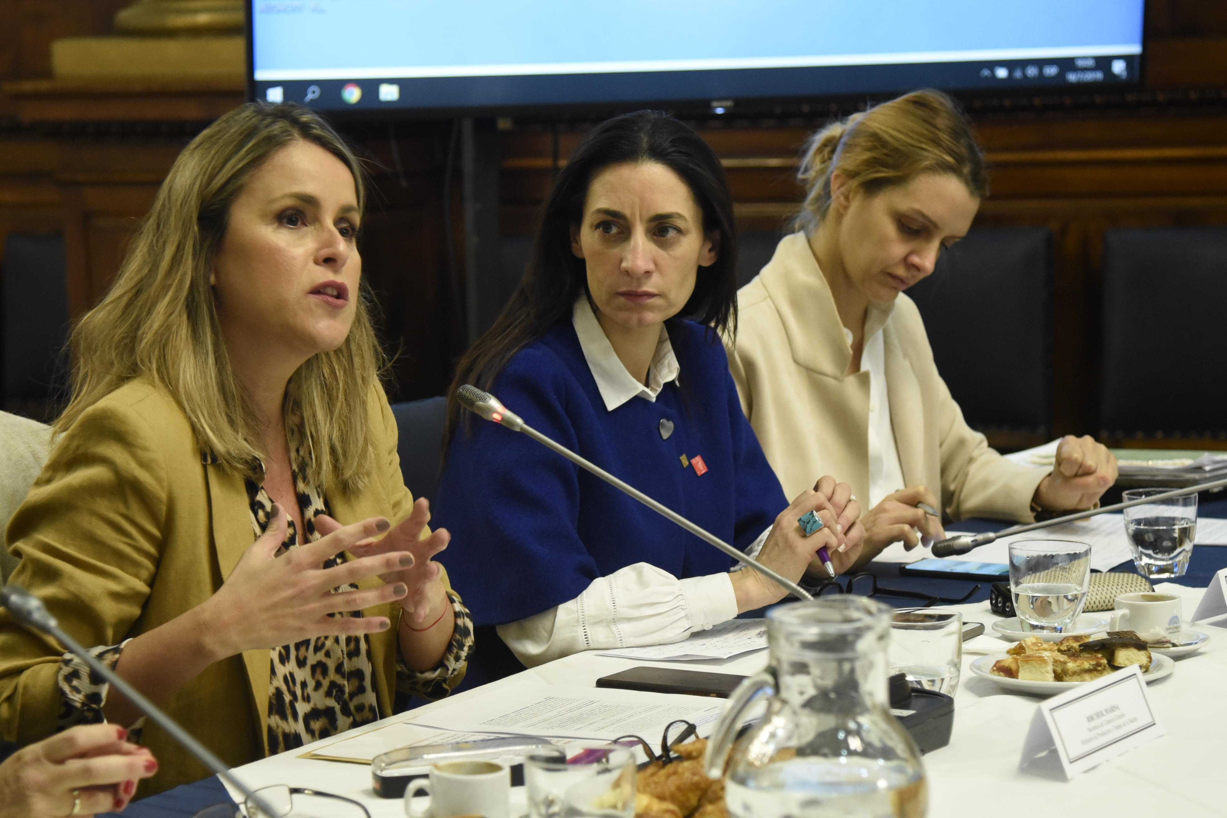 Desayuno de trabajo entre mujeres en roles de liderazgo Desayuno de trabajo entre mujeres en roles de liderazgo