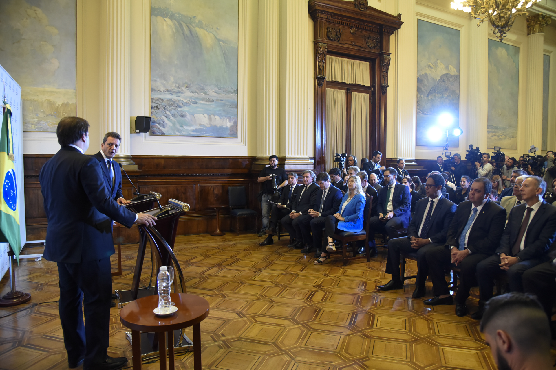 Massa recibió al Presidente de la Cámara de Diputados del Brasil junto a los jefes de bloques Massa recibió al Presidente de la Cámara de Diputados del Brasil junto a los jefes de bloques
