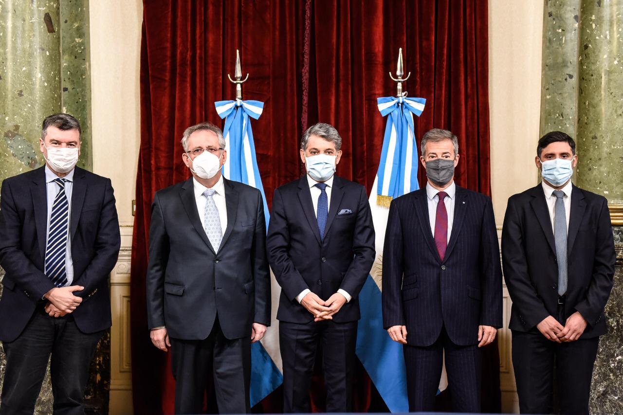 Comenzó un seminario sobre gobernanza dictado por prestigiosos catedráticos y expertos internacionales Comenzó un seminario sobre gobernanza dictado por prestigiosos catedráticos y expertos internacionales