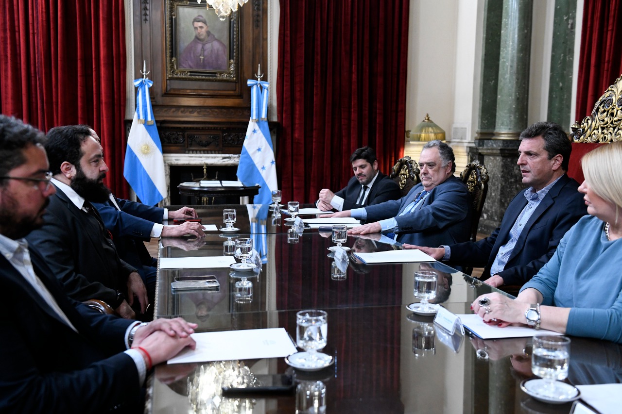 Sergio Massa recibió al presidente del Congreso Nacional de Honduras y firmaron un Acuerdo de Cooperación Institucional Sergio Massa recibió al presidente del Congreso Nacional de Honduras y firmaron un Acuerdo de Cooperación Institucional