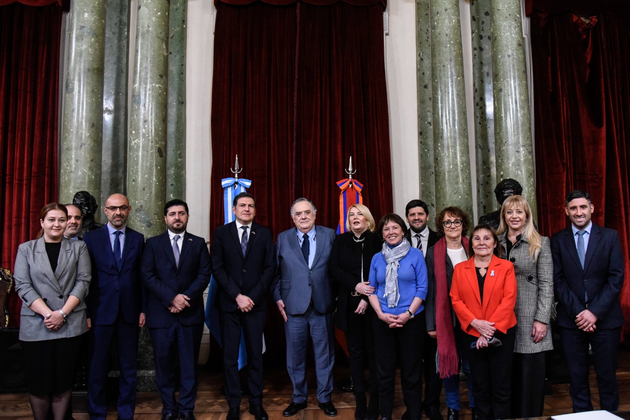 El viceministro de Asuntos Exteriores de Armenia visitó la HCDN para fortalecer la cooperación interparlamentaria El viceministro de Asuntos Exteriores de Armenia visitó la HCDN para fortalecer la cooperación interparlamentaria
