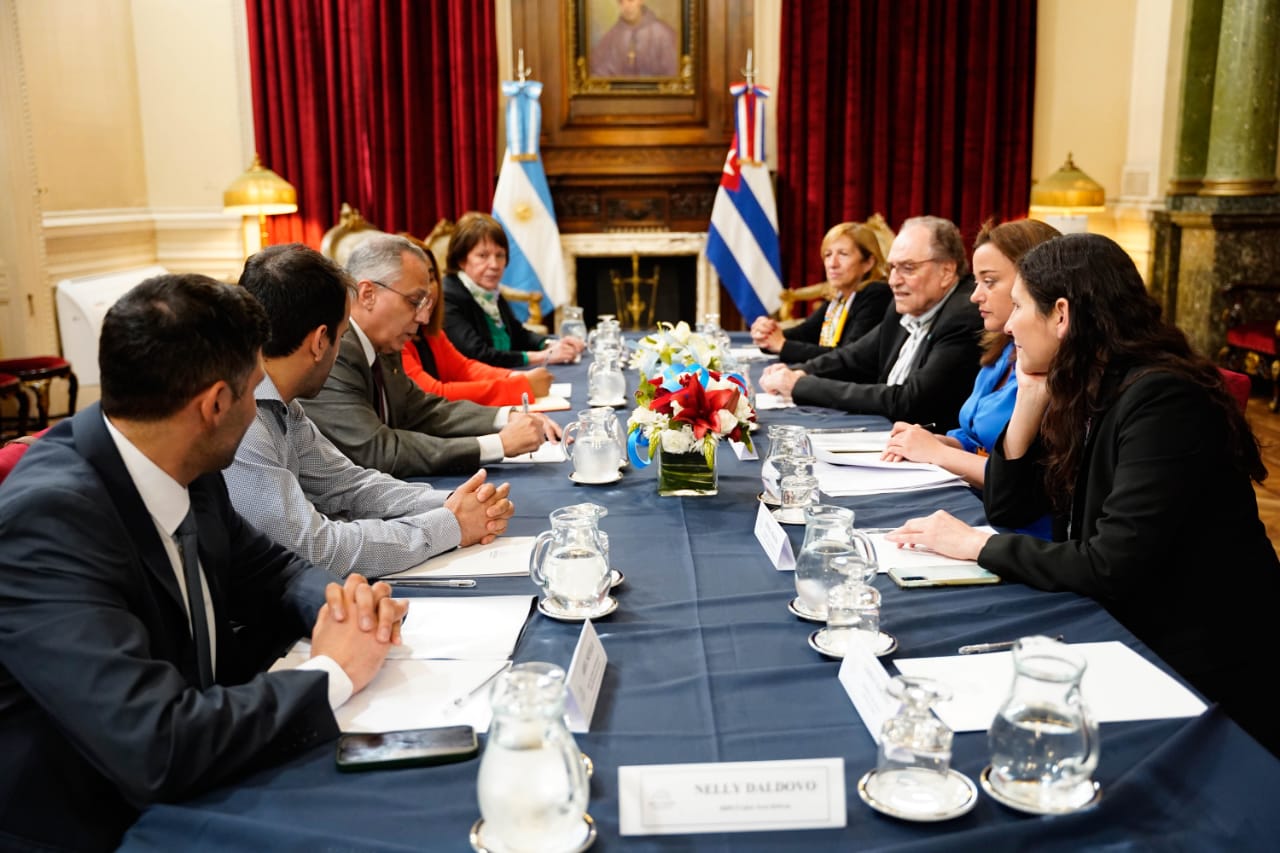 Cecilia Moreau recibió al embajador de Cuba para trabajar en la agenda bilateral y fortalecer los vínculos parlamentarios Cecilia Moreau recibió al embajador de Cuba para trabajar en la agenda bilateral y fortalecer los vínculos parlamentarios