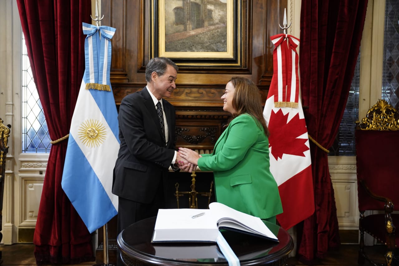 Moreau recibió a su par canadiense para avanzar en agenda bilateral de género, modernización y ambiente Moreau recibió a su par canadiense para avanzar en agenda bilateral de género, modernización y ambiente