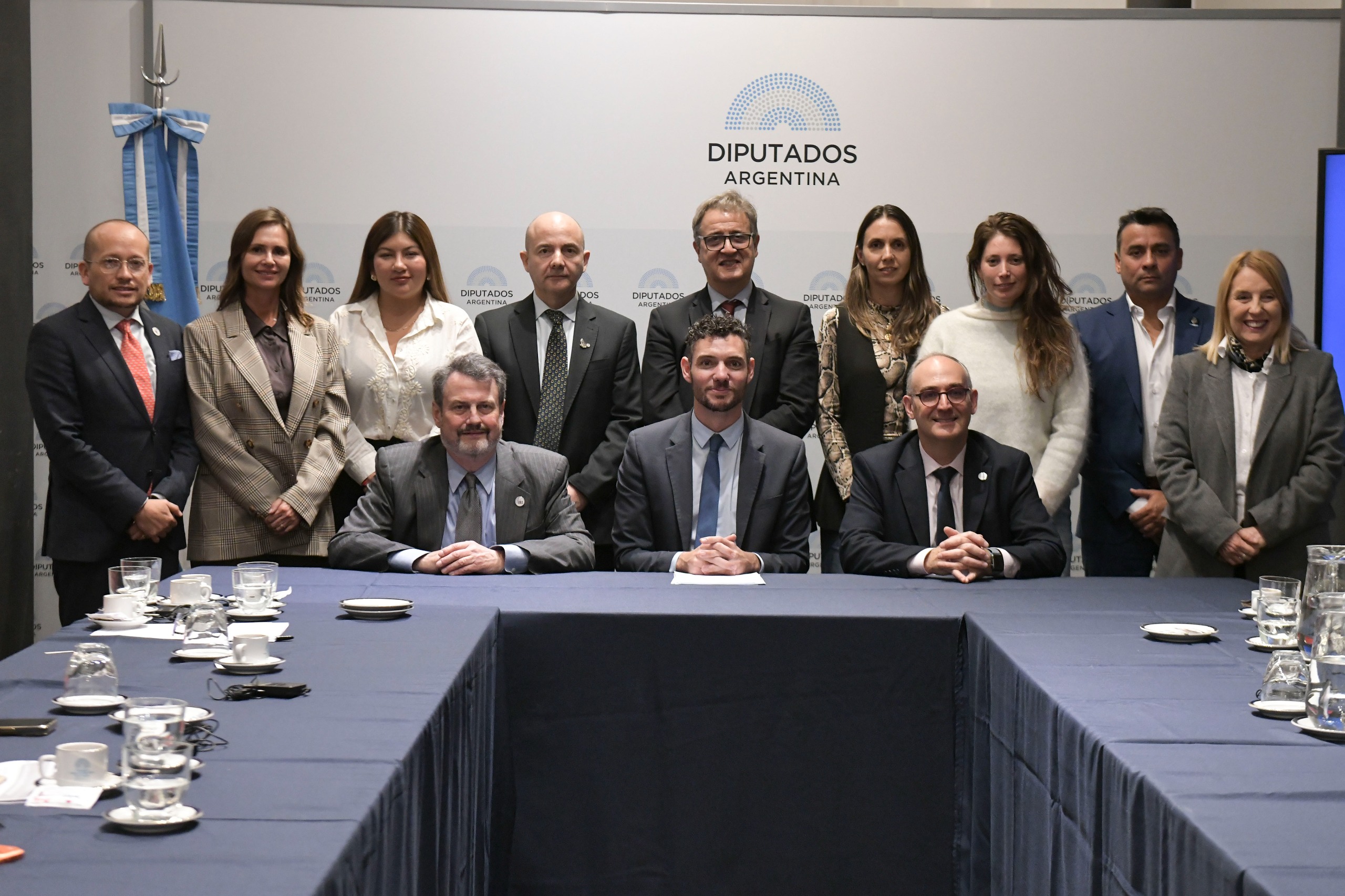 DIPUTADOS SE REUNIERON CON AUTORIDADES DEL INSTITUTO REPUBLICANO INTERNACIONAL PARA FORTALECER LA COOPERACIÓN DEMOCRÁTICA
