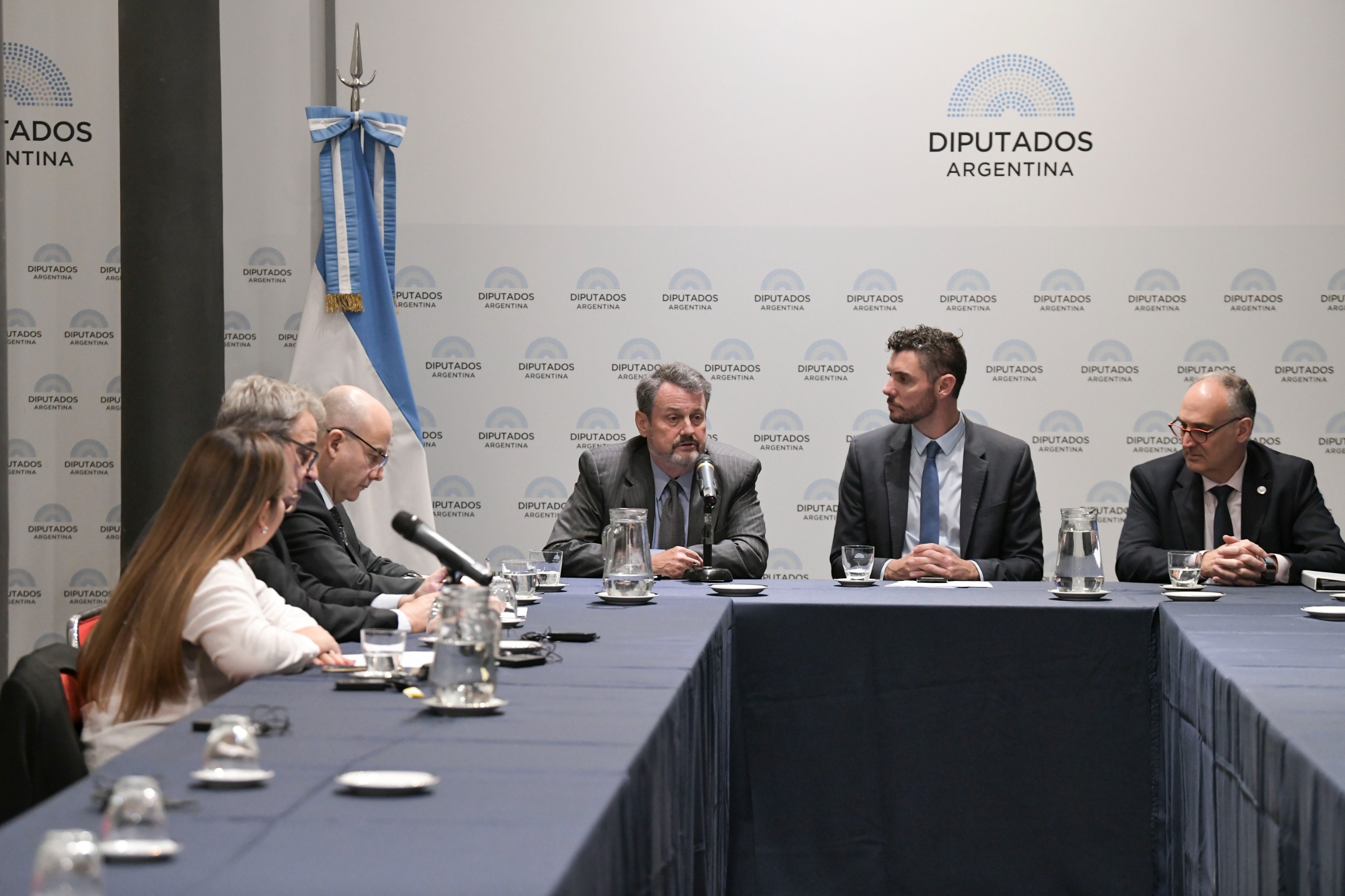 DIPUTADOS SE REUNIERON CON AUTORIDADES DEL INSTITUTO REPUBLICANO INTERNACIONAL PARA FORTALECER LA COOPERACIÓN DEMOCRÁTICA