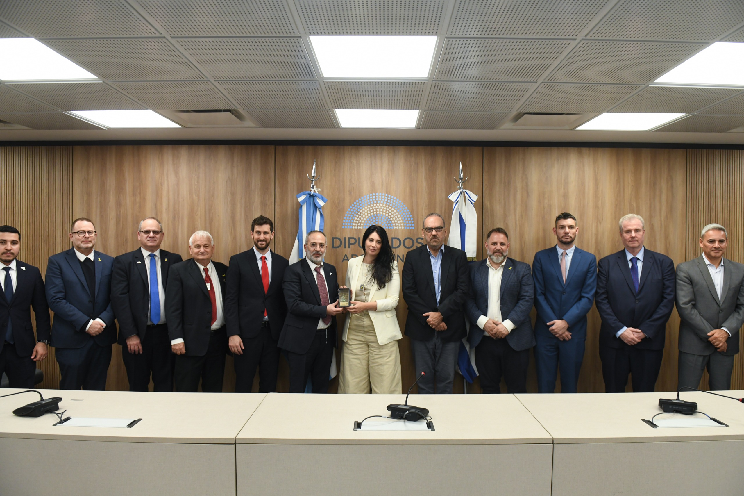 EL GRUPO PARLAMENTARIO DE AMISTAD CON ISRAEL RECIBIÓ A PARLAMENTARIOS DE ESE PAÍS EL GRUPO PARLAMENTARIO DE AMISTAD CON ISRAEL RECIBIÓ A PARLAMENTARIOS DE ESE PAÍS