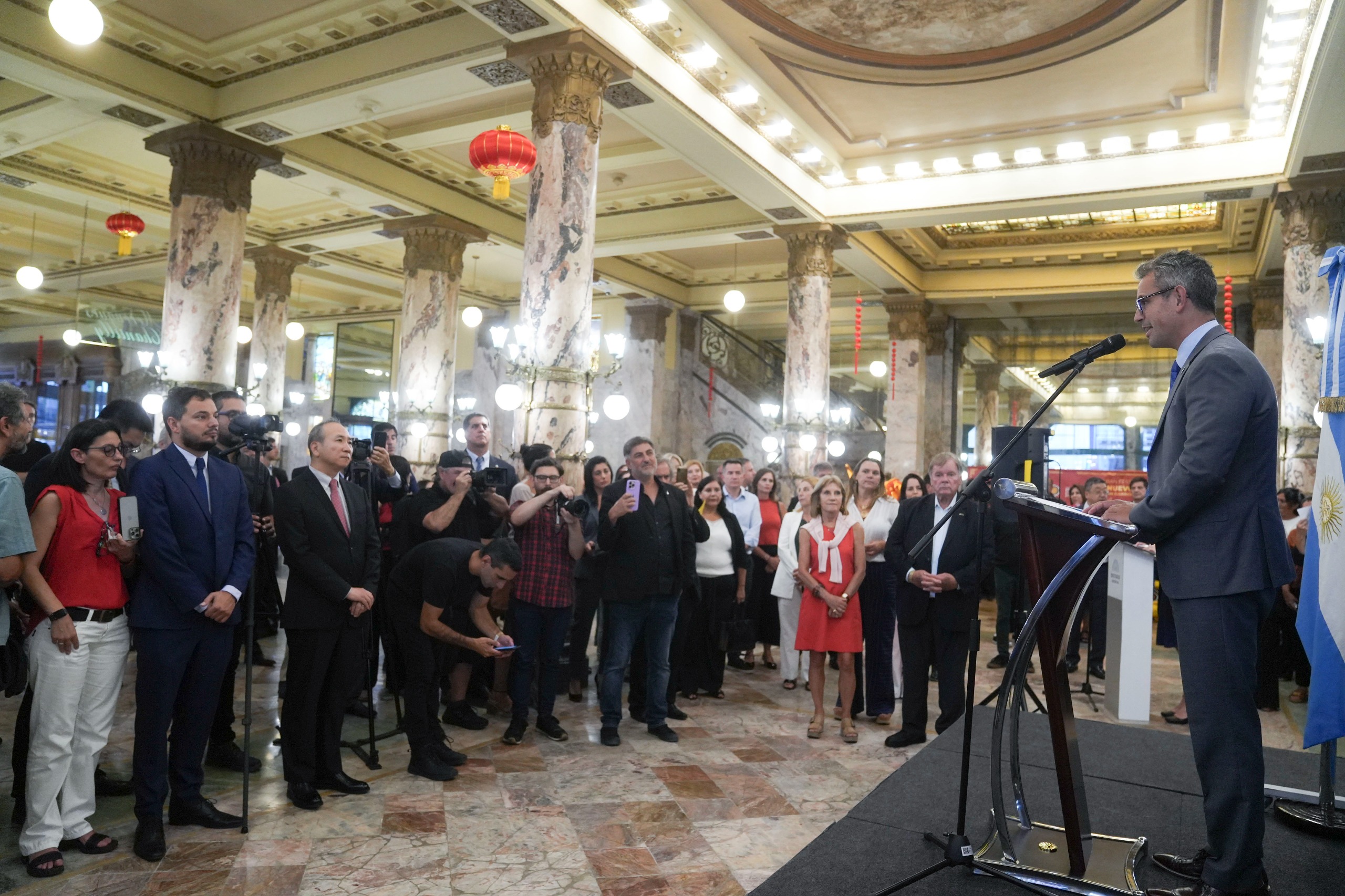 MARTIN MENEM Y WANG WEI ENCABEZARON LA CELEBRACIÓN DEL AÑO NUEVO CHINO EN EL EDIFICIO DEL MOLINO