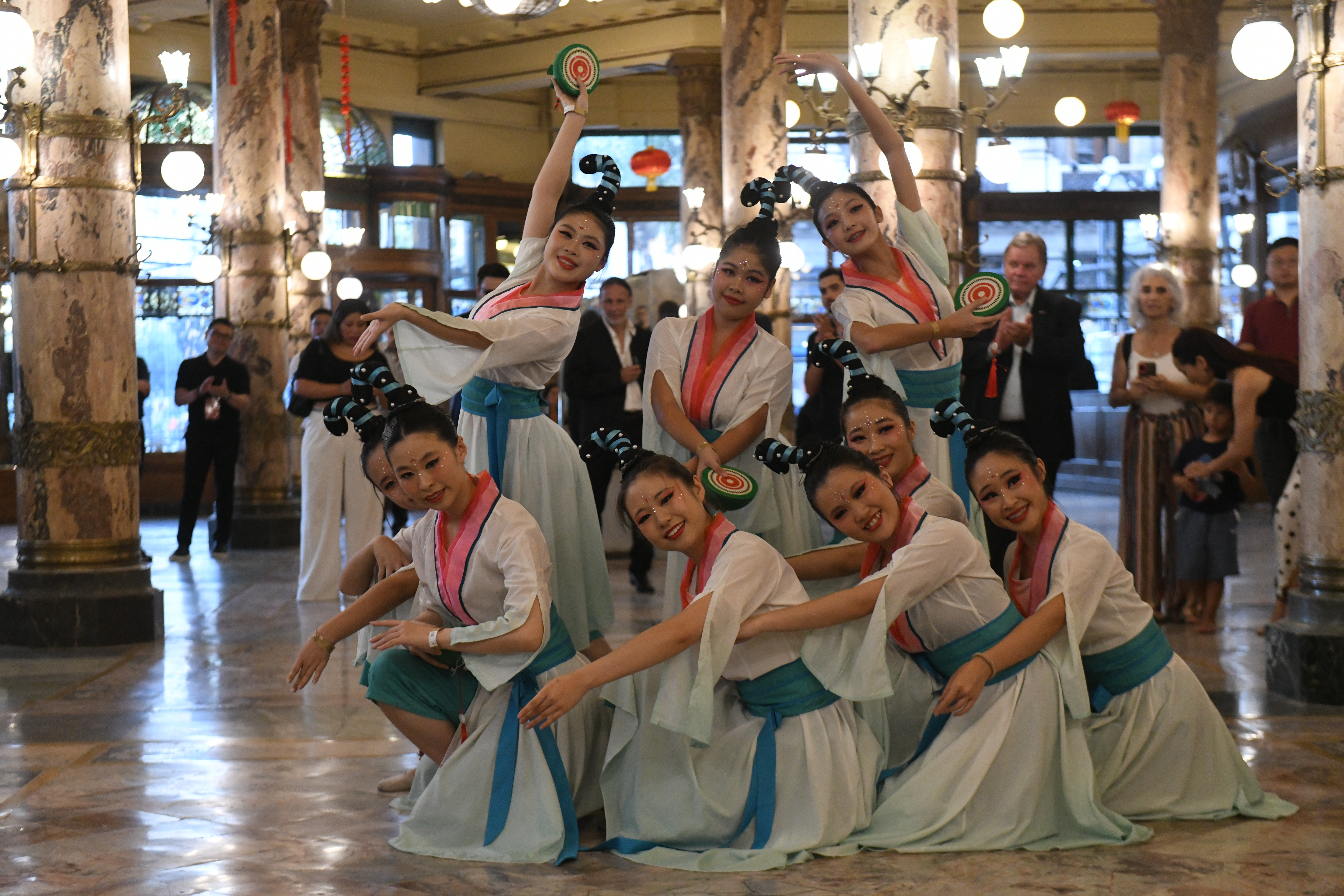 MARTIN MENEM Y WANG WEI ENCABEZARON LA CELEBRACIÓN DEL AÑO NUEVO CHINO EN EL EDIFICIO DEL MOLINO