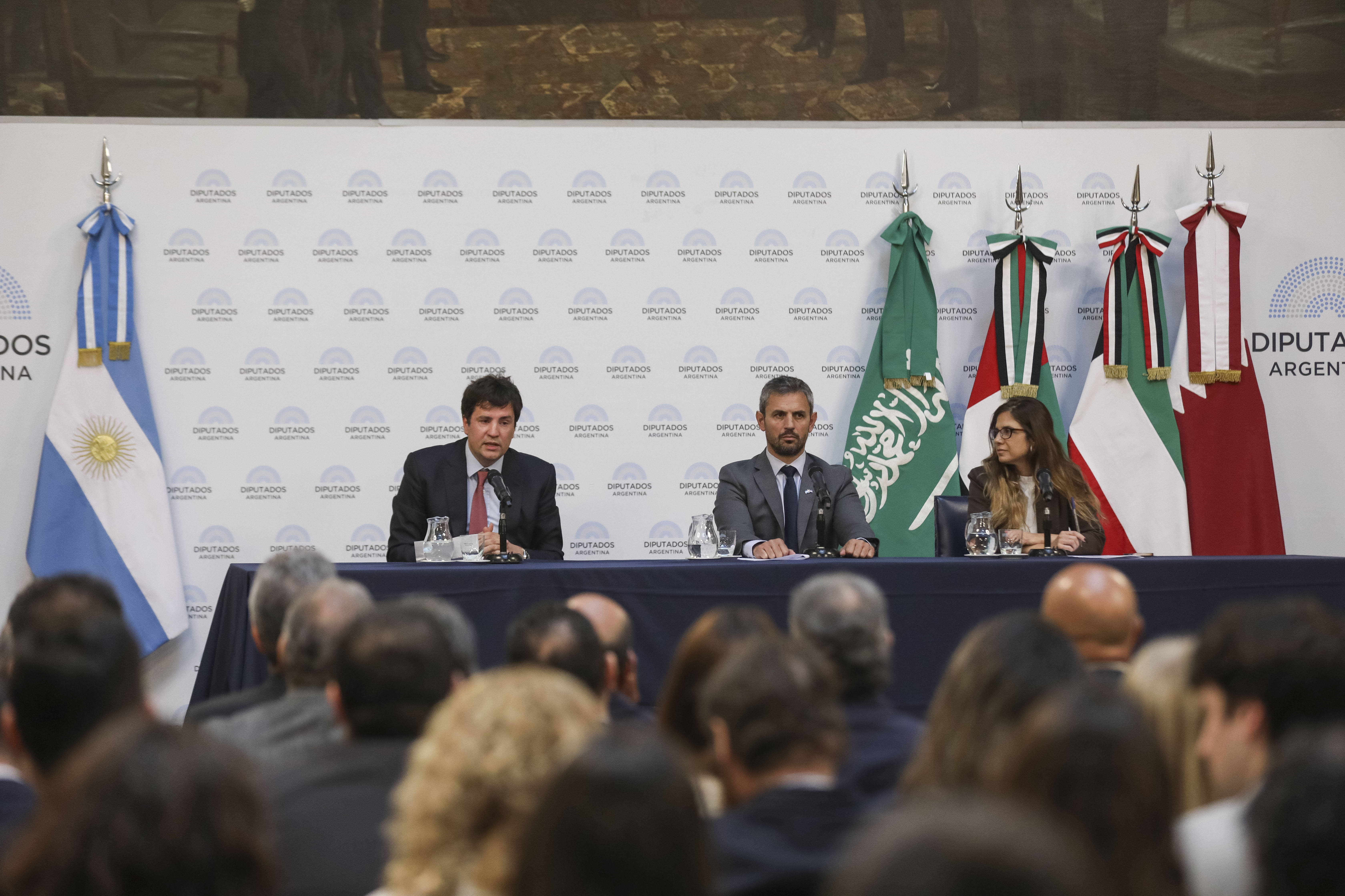 ESTADOS DEL GOLFO ABORDARON FONDOS DE INVERSIÓN Y DESARROLLO PARA LA ARGENTINA ESTADOS DEL GOLFO ABORDARON FONDOS DE INVERSIÓN Y DESARROLLO PARA LA ARGENTINA