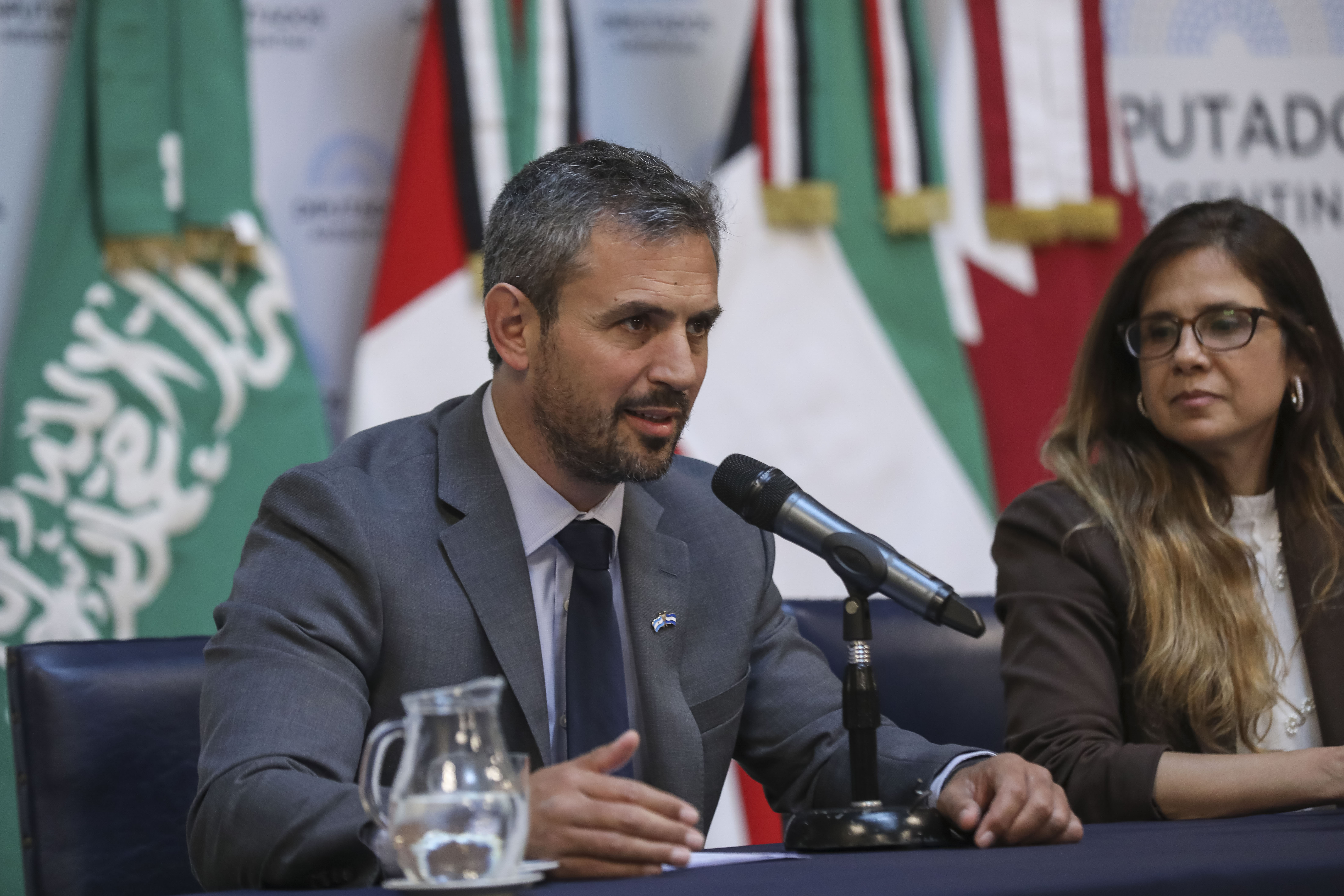 ESTADOS DEL GOLFO ABORDARON FONDOS DE INVERSIÓN Y DESARROLLO PARA LA ARGENTINA ESTADOS DEL GOLFO ABORDARON FONDOS DE INVERSIÓN Y DESARROLLO PARA LA ARGENTINA