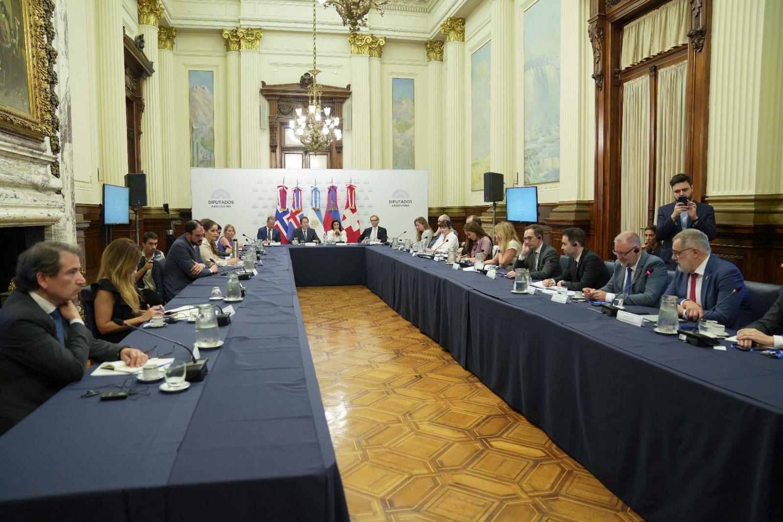 UNA COMITIVA DE LA ASOCIACIÓN EUROPEA DE LIBRE COMERCIO VISITÓ LA CÁMARA DE DIPUTADOS UNA COMITIVA DE LA ASOCIACIÓN EUROPEA DE LIBRE COMERCIO VISITÓ LA CÁMARA DE DIPUTADOS