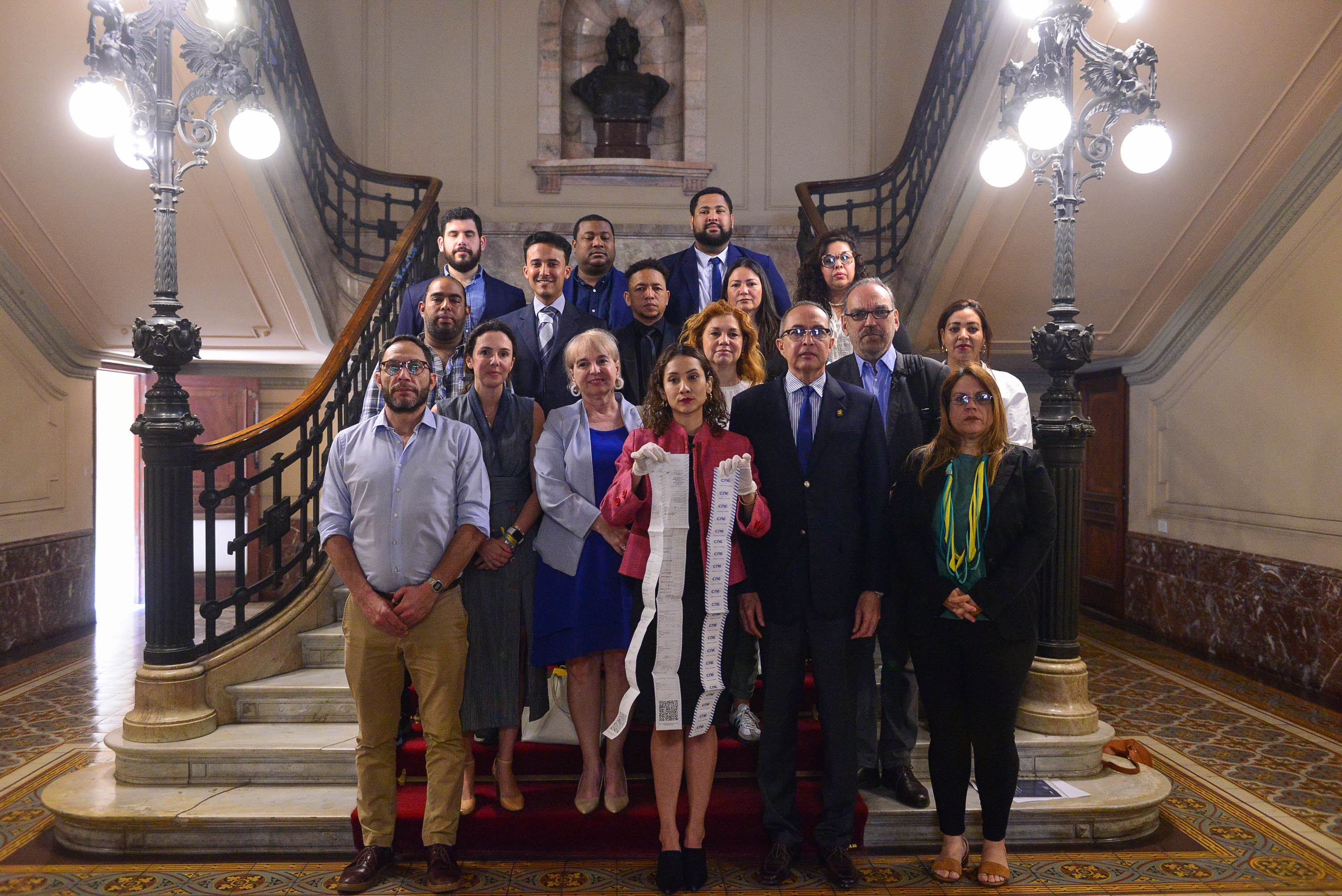 EL GRUPO PARLAMENTARIO DE AMISTAD CON VENEZUELA RECIBIÓ A MIEMBROS DEL COMANDO ELECTORAL EL GRUPO PARLAMENTARIO DE AMISTAD CON VENEZUELA RECIBIÓ A MIEMBROS DEL COMANDO ELECTORAL