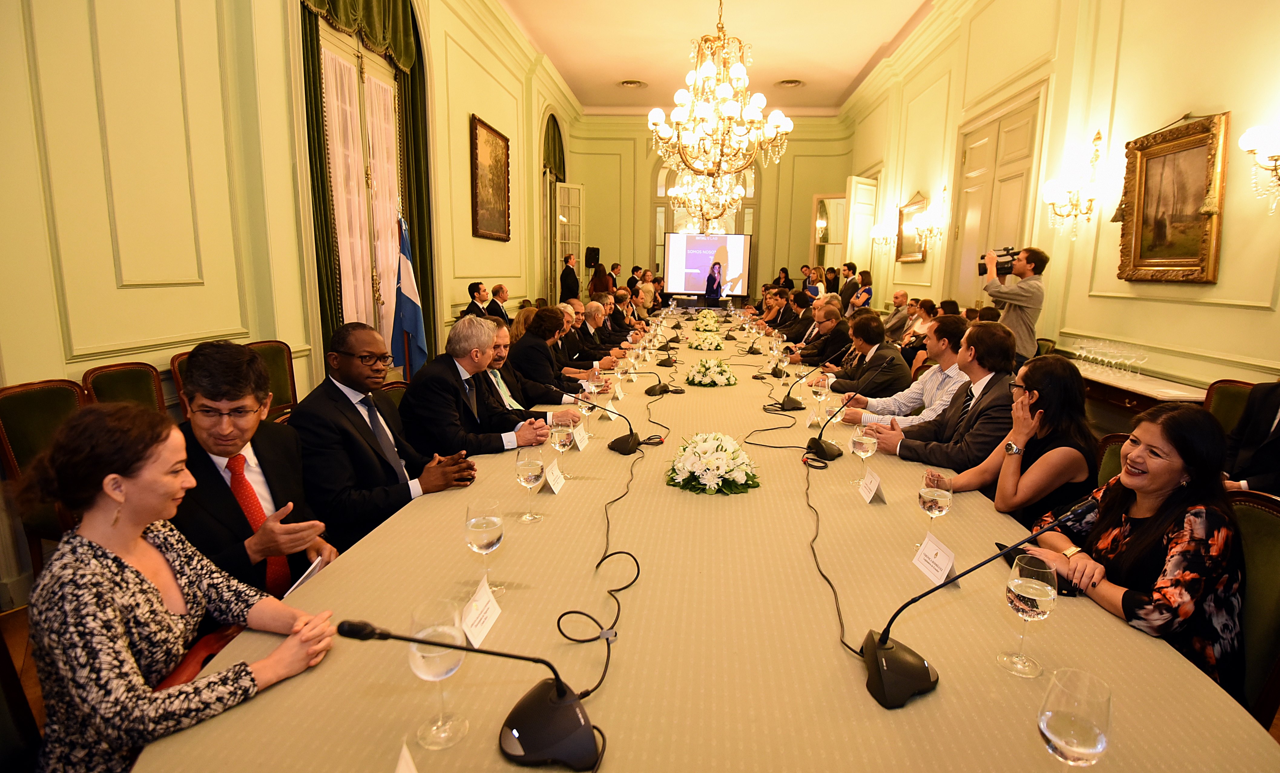 Monzó recibió a embajadores y legisladores de América Latina y el Caribe Monzó recibió a embajadores y legisladores de América Latina y el Caribe