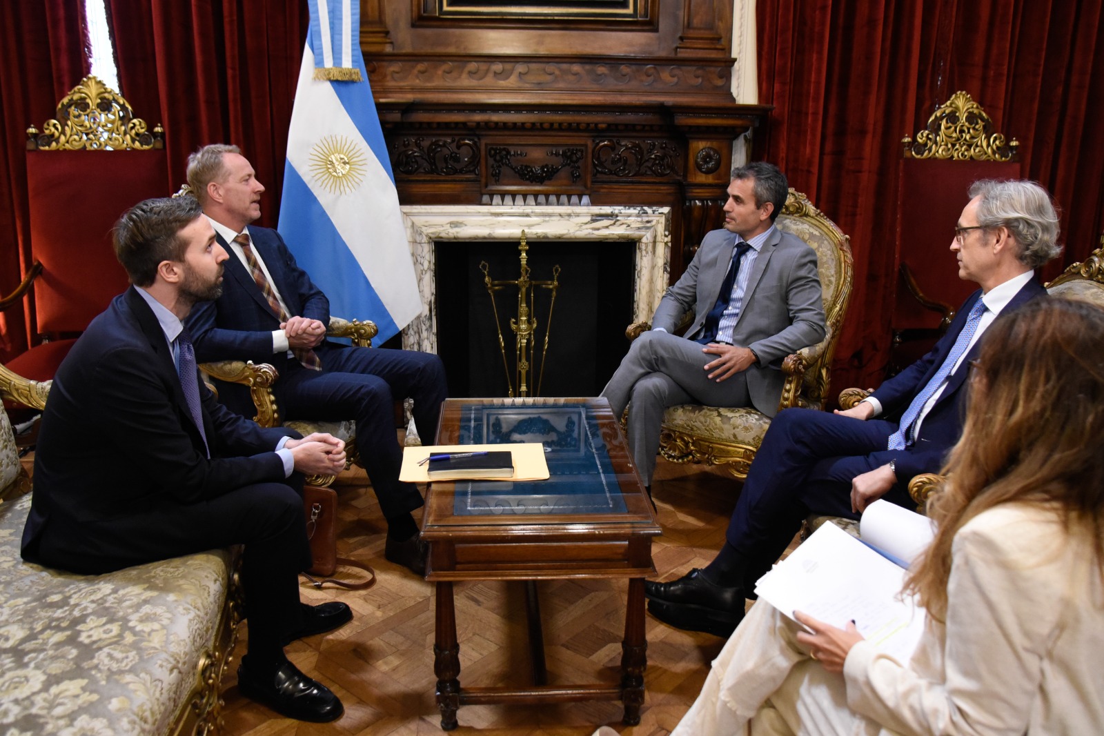 MENEM RECIBIÓ A REPRESENTANTES DE SUIZA Y NORUEGA PARA AFIANZAR LAS RELACIONES BILATERALES MENEM RECIBIÓ A REPRESENTANTES DE SUIZA Y NORUEGA PARA AFIANZAR LAS RELACIONES BILATERALES