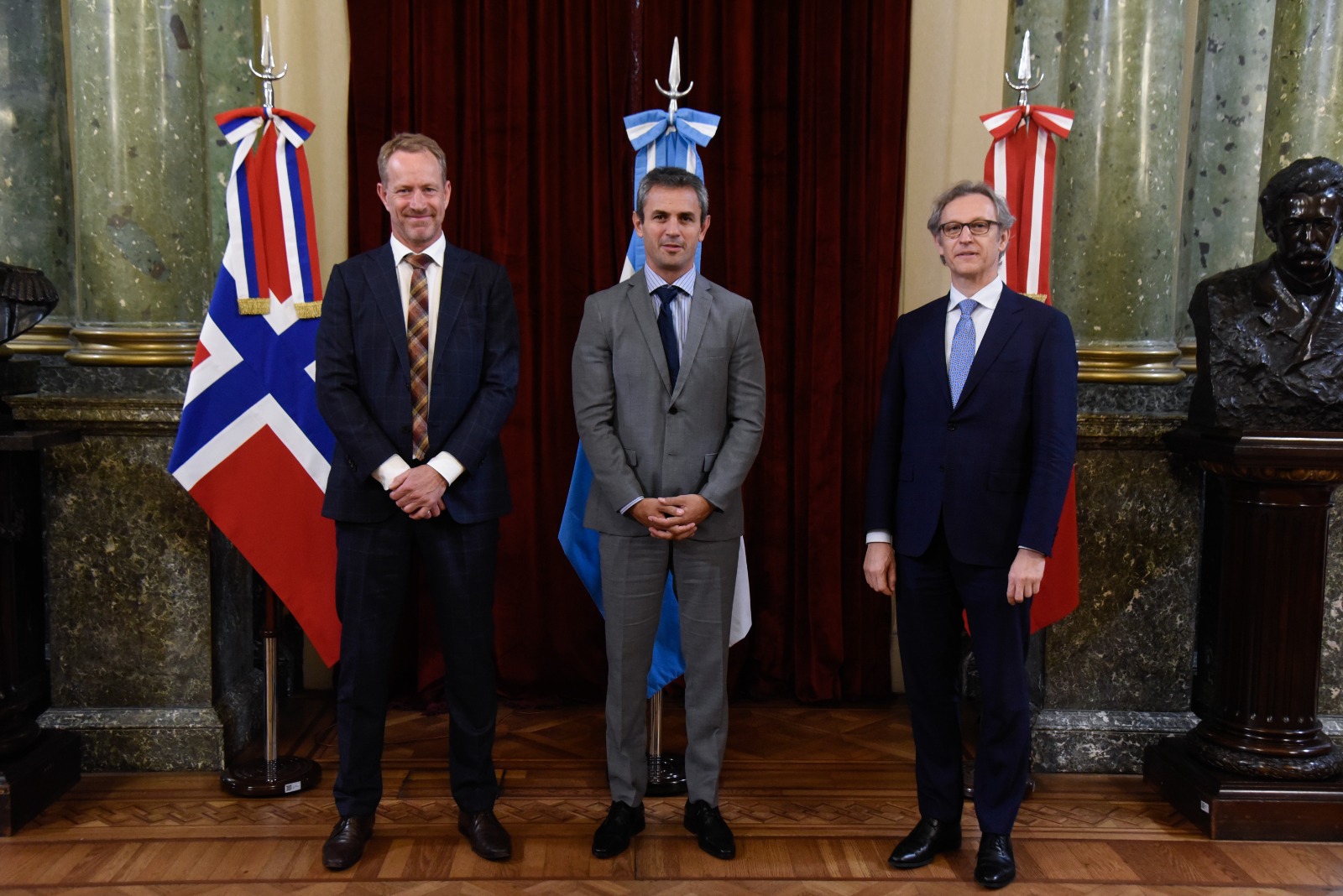 MENEM RECIBIÓ A REPRESENTANTES DE SUIZA Y NORUEGA PARA AFIANZAR LAS RELACIONES BILATERALES MENEM RECIBIÓ A REPRESENTANTES DE SUIZA Y NORUEGA PARA AFIANZAR LAS RELACIONES BILATERALES