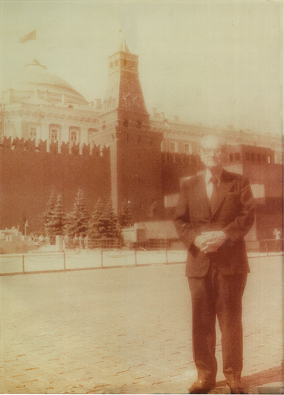 Foto monocroma de Rodolfo Ghioldi, Convencional  Constituyente del año 1957, en Moscú- Rusia, en la cual pueden verse el Palacio del Kremlin y la Plaza Roja.