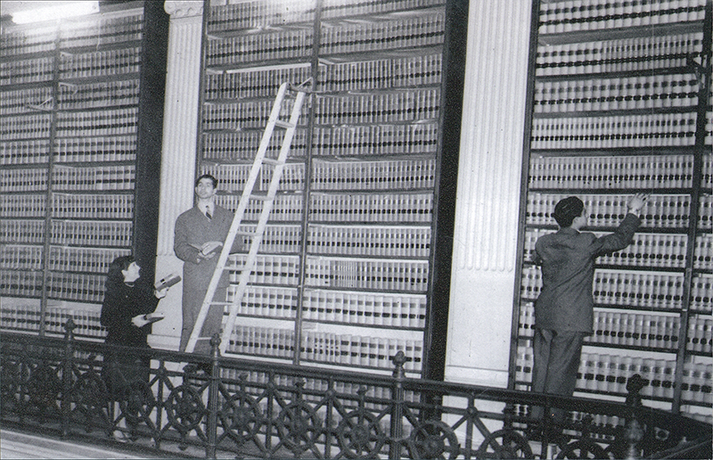 Antes de la Galería de Presidentes. Biblioteca. Empleados legislativos (una mujer y dos hombres)