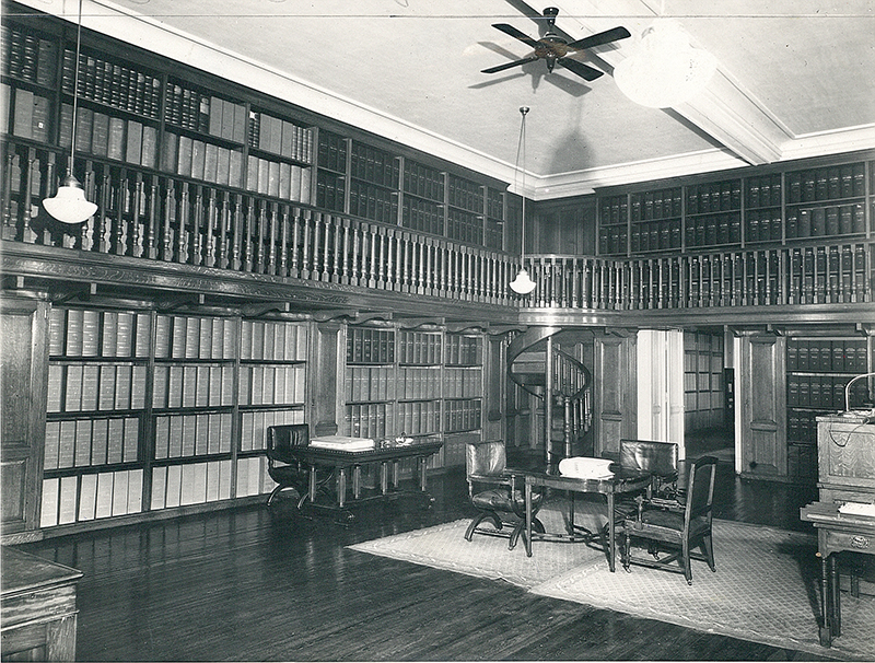 Vista parcial del archivo del Senado. Escalera caracol.